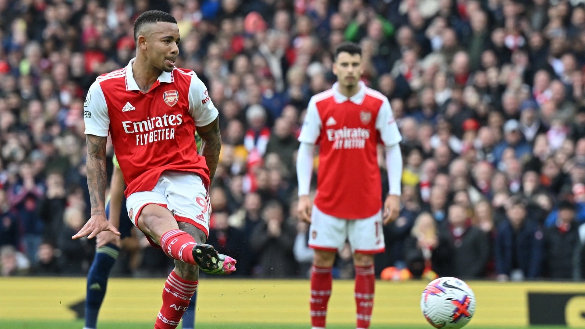 صورة بعنوان: ثنائية جيسوس تقود أرسنال للحفاظ على قمة الدوري الإنجليزي 