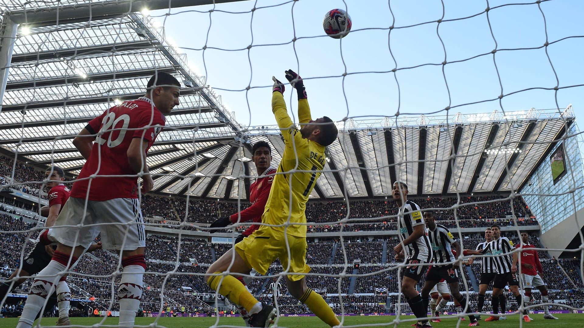 صورة بعنوان: نيوكاسل يتخطى اليونايتد وينتزع المركز الثالث بالدوري الإنجليزي 