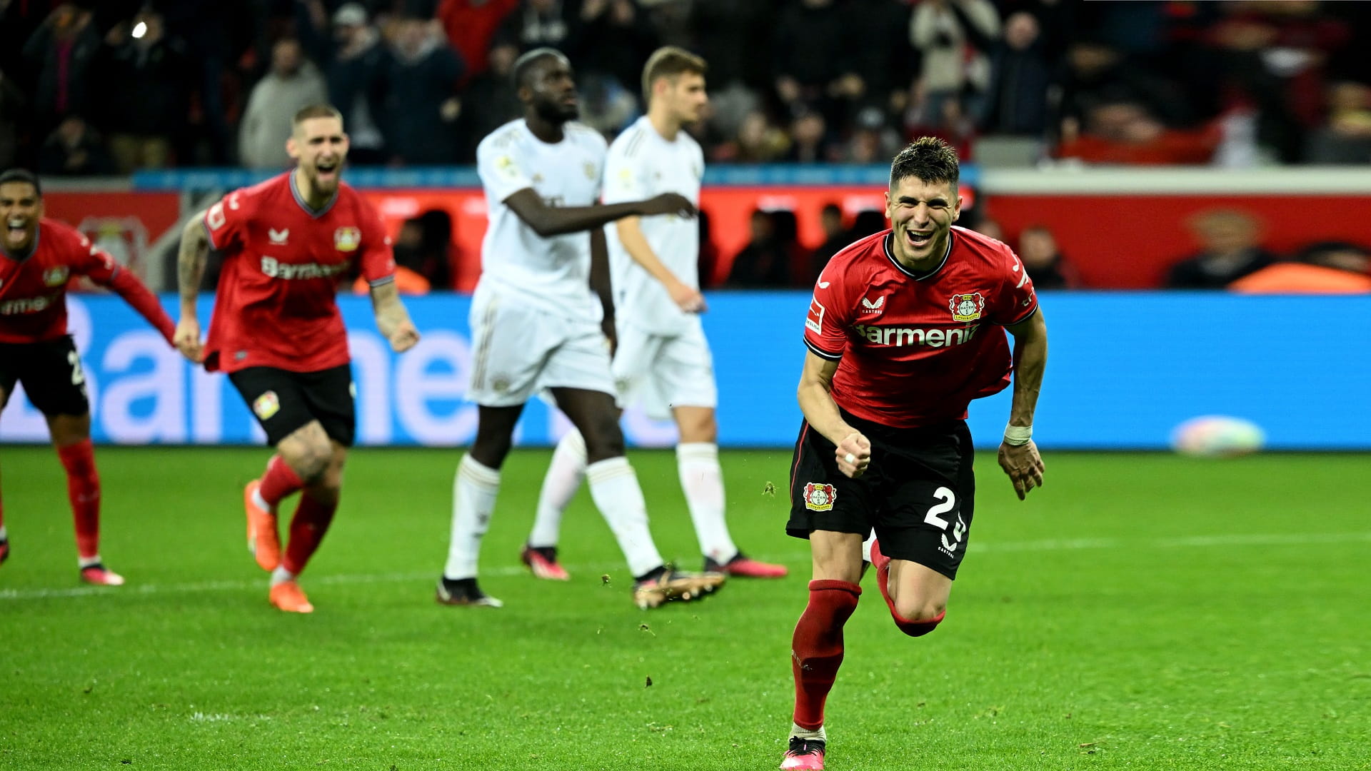 صورة بعنوان: باير ليفركوزن يحقق فوزاً مهماً على بايرن ميونخ في الدوري الألماني 