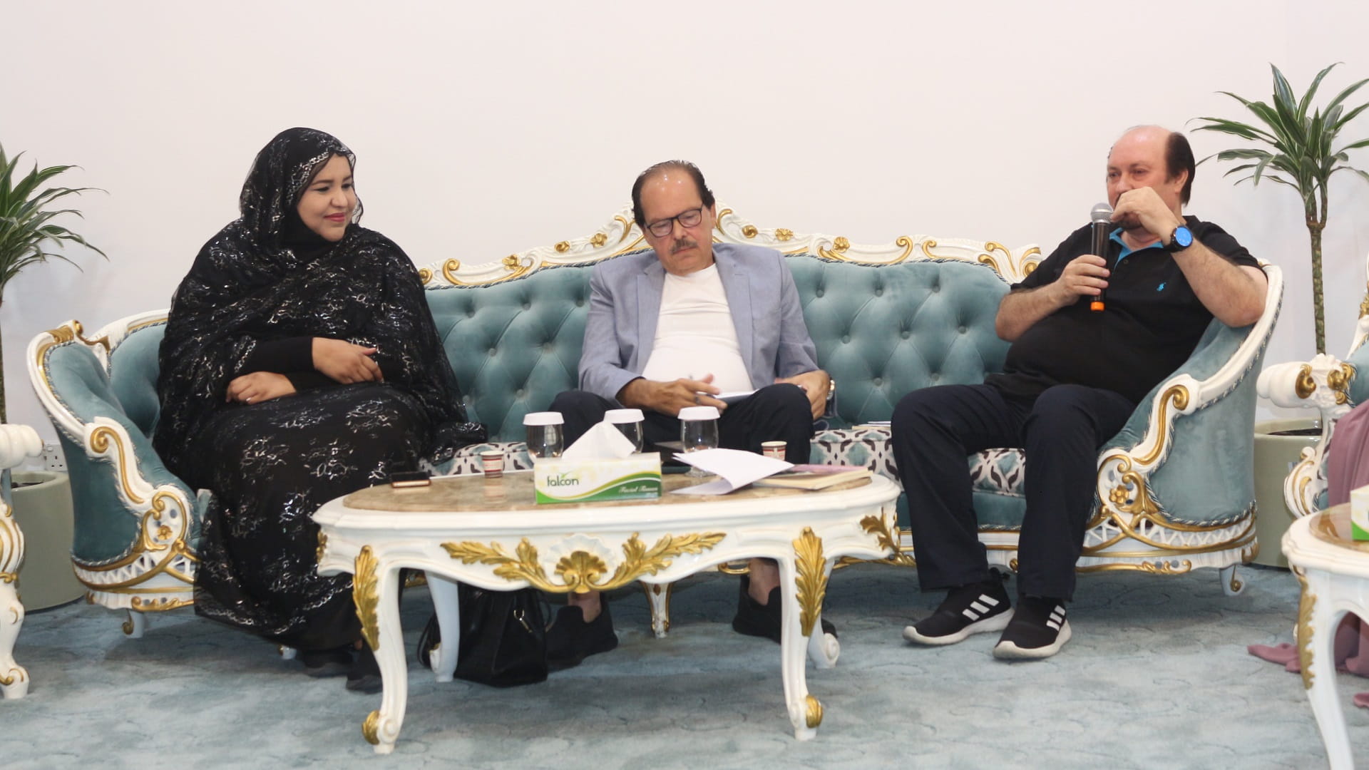 صورة بعنوان: العتيق ومنى حسن ينشدان مقام الحب بالنادي الثقافي العربي في الشارقة 