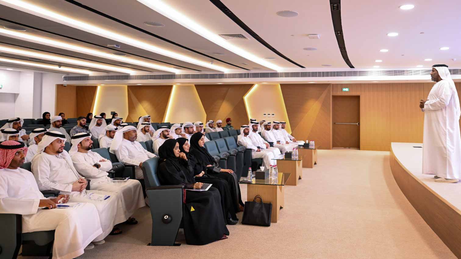 صورة بعنوان: شرطة الشارقة تناقش جاهزية بيئة العمل للمستقبل لعام 2023 