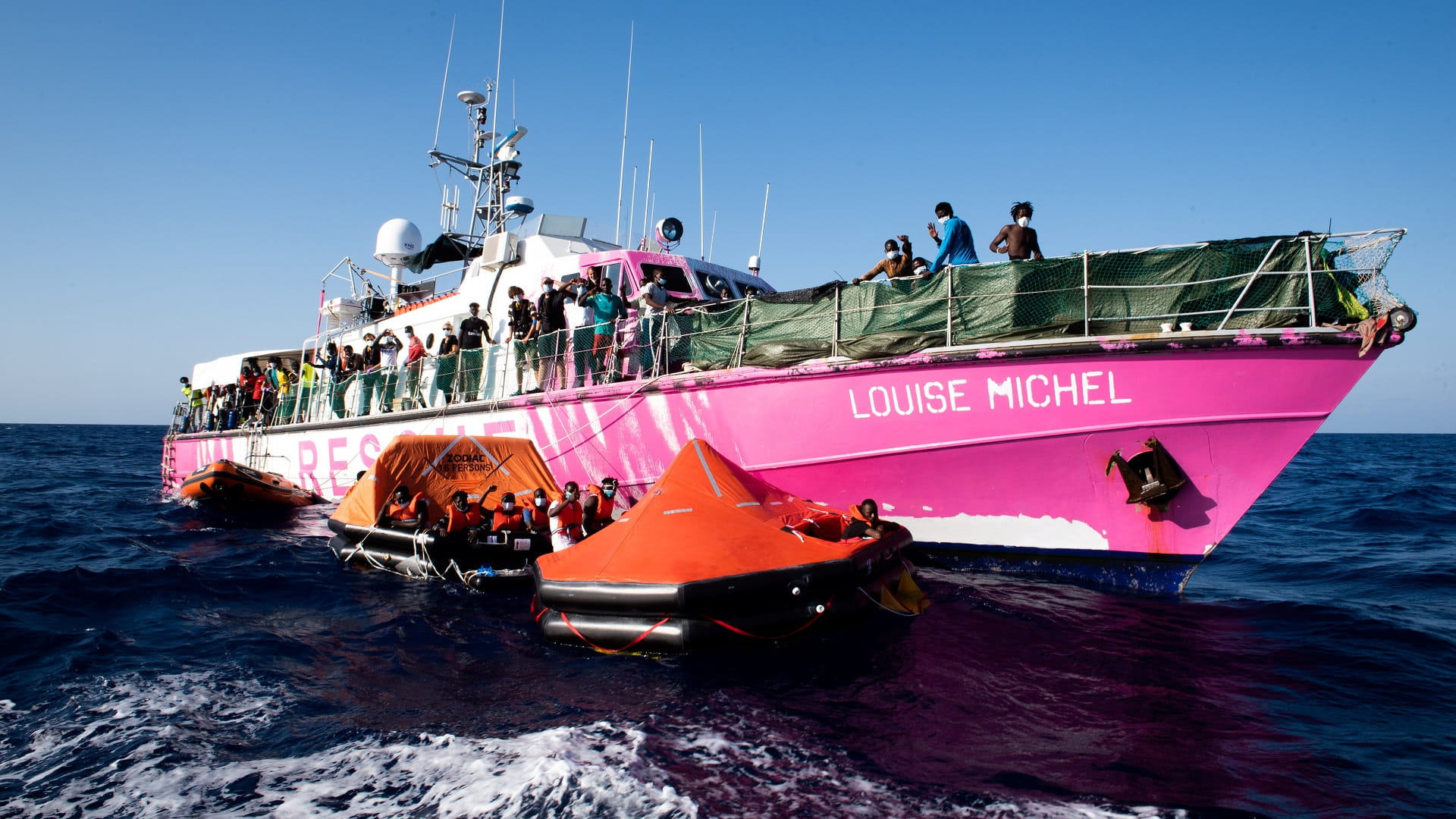 صورة بعنوان: إيطاليا تنقذ 32 مهاجراً في جزيرة مهجورة بالبحر المتوسط 