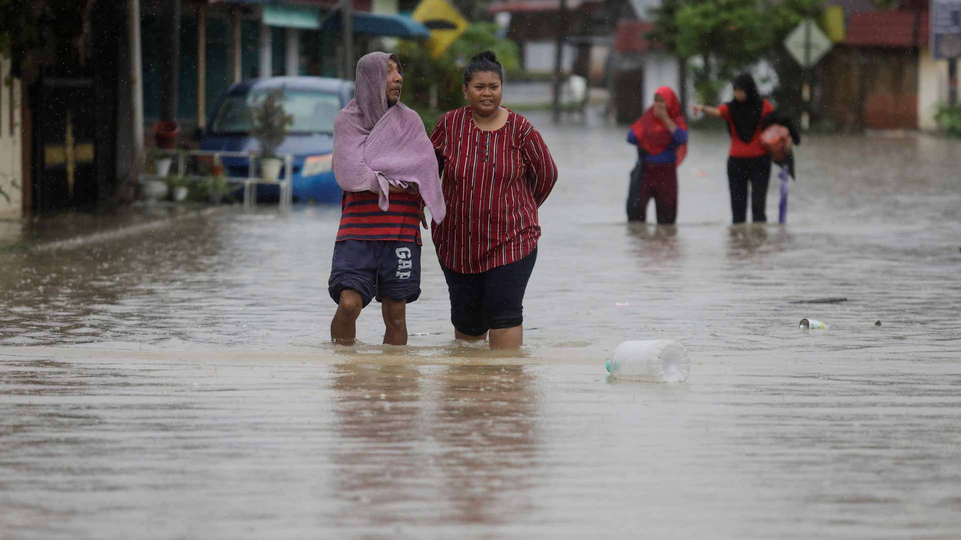 صورة بعنوان: فيضانات في جنوب ماليزيا تقتل 4 وتجبر 40 ألفاً على الفرار من بيوتهم 