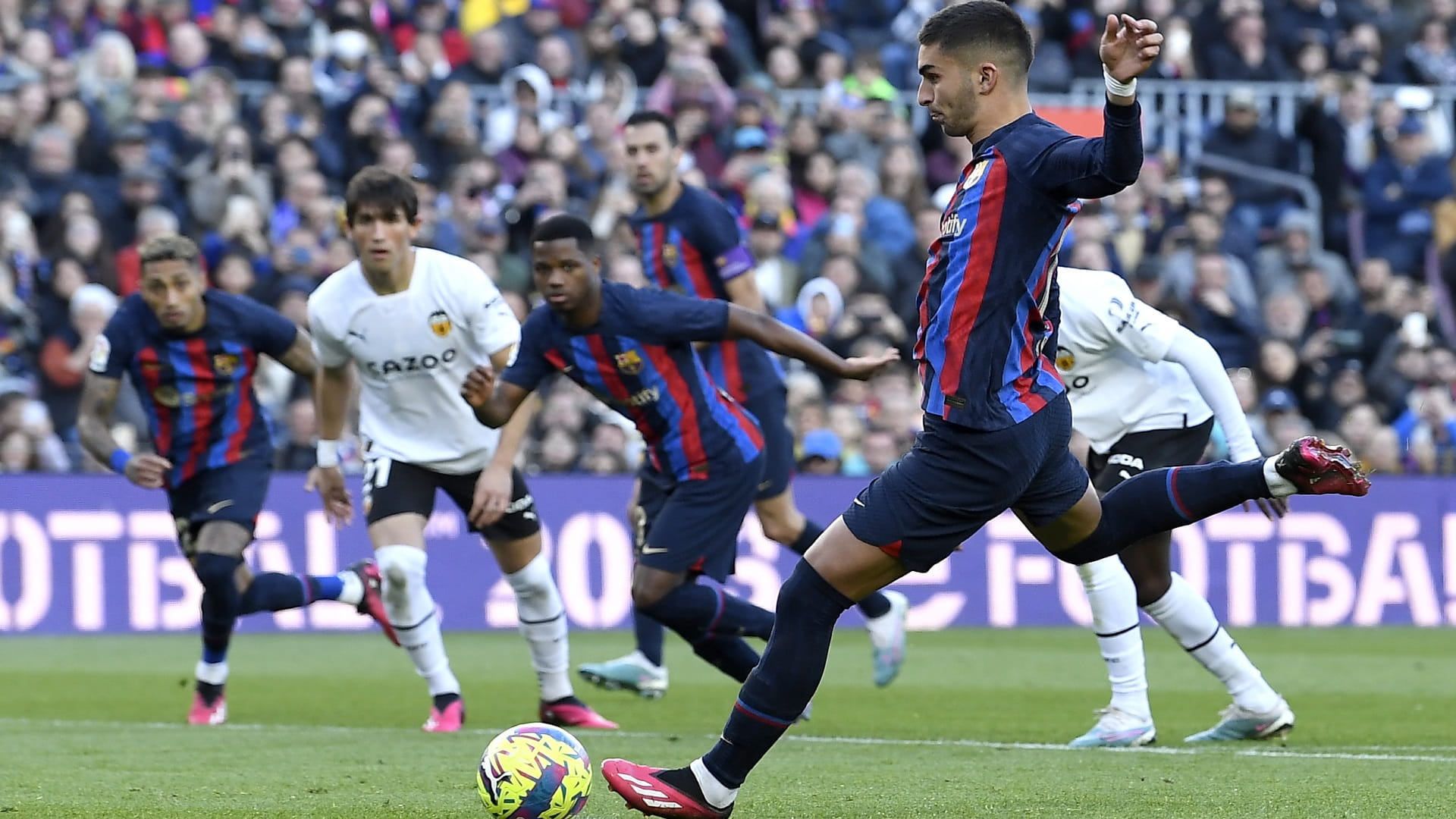 صورة بعنوان: رافينيا يقود برشلونة للفوز على فالنسيا بالدوري الإسباني 