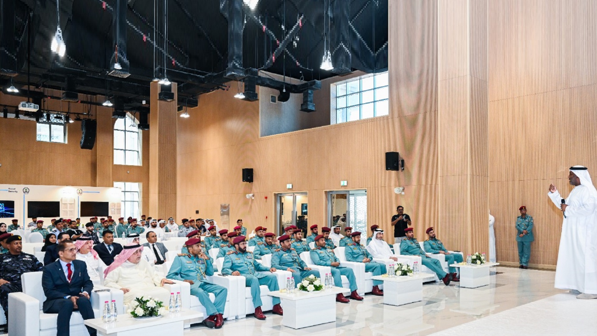 صورة بعنوان: شرطة الشارقة تحتفي باليوم العالمي للسعادة 