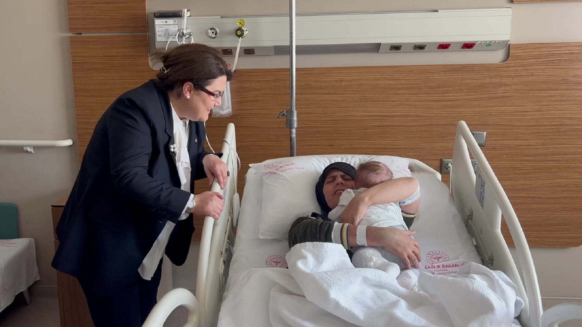 صورة بعنوان: رضيعة تعود إلى حضن أمها بعد شهرين من زلزال تركيا 