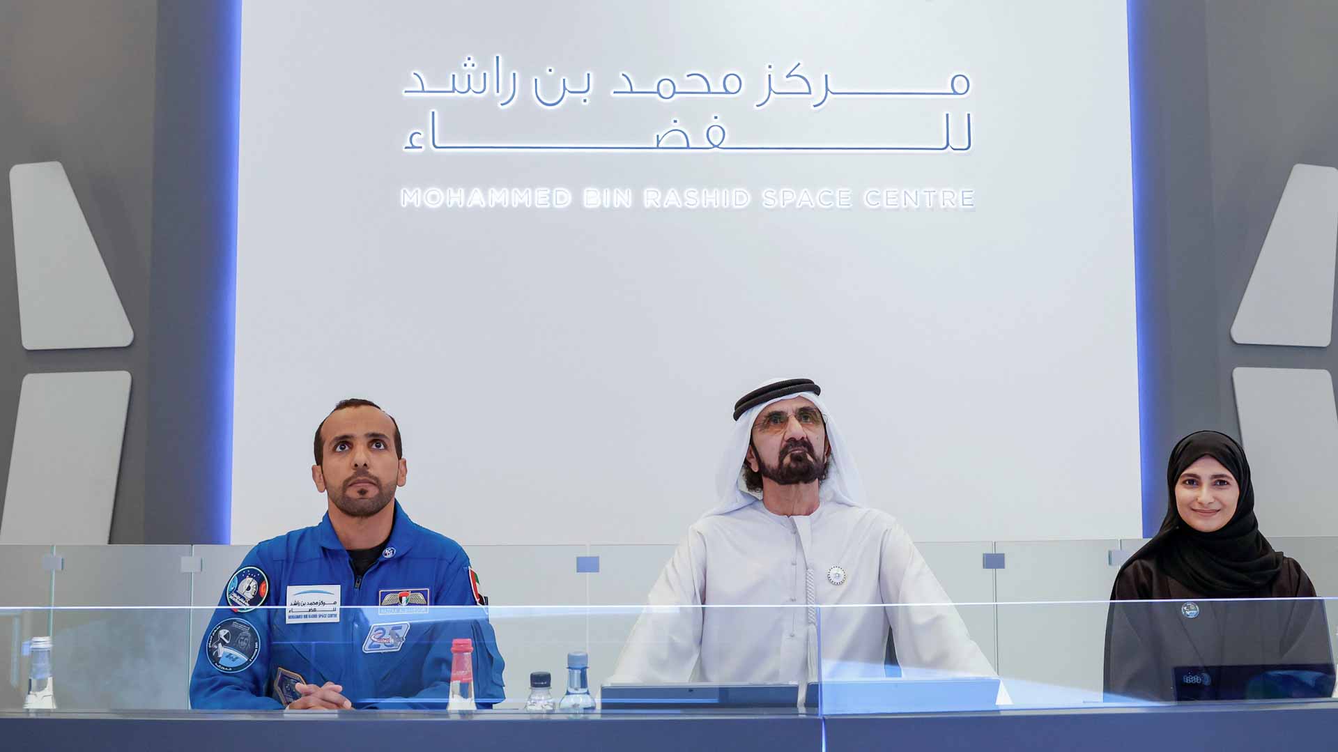 صورة بعنوان: محمد بن راشد يجري اتصالاً مع رائد الفضاء سلطان النيادي  