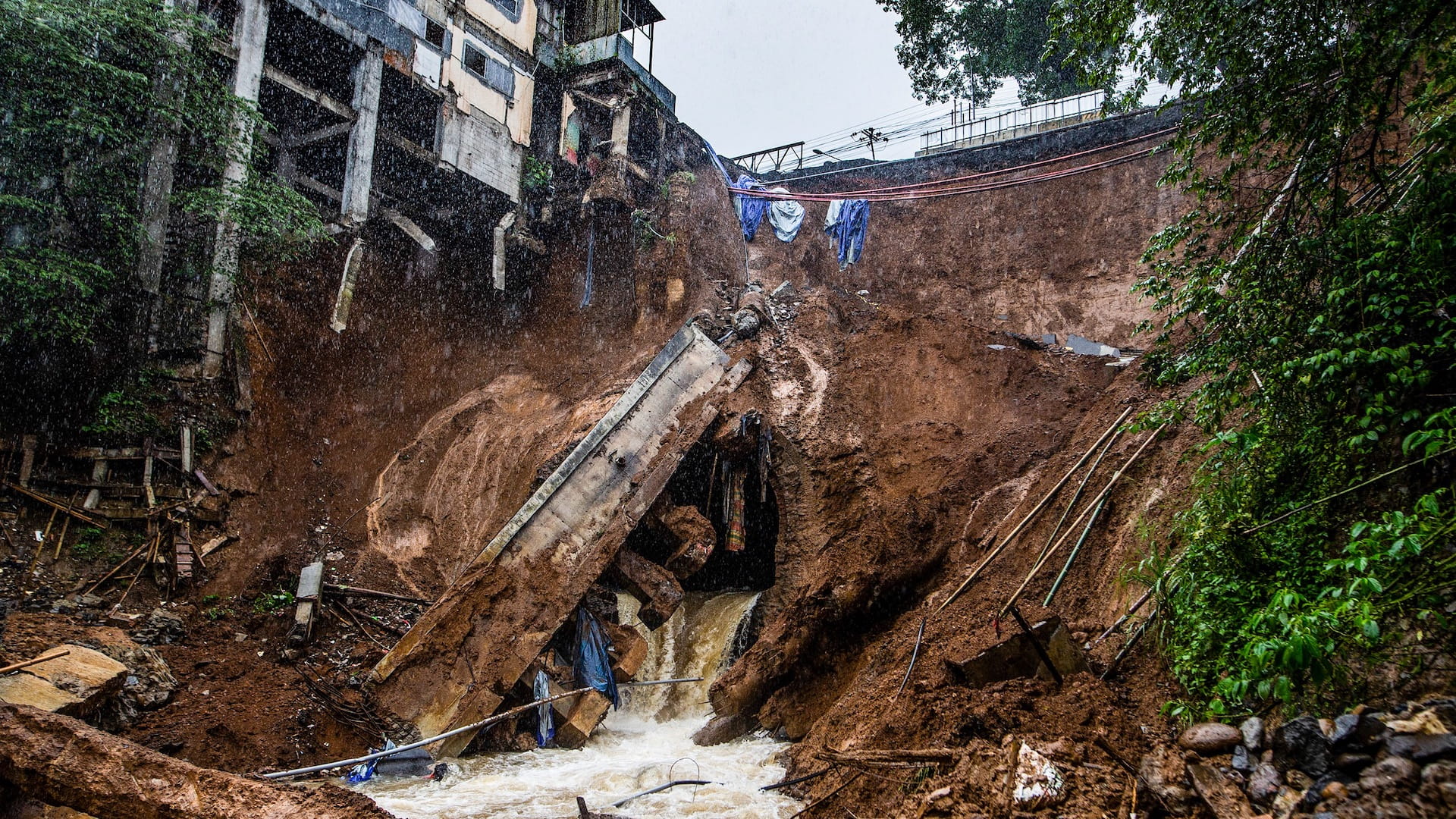 صورة بعنوان: بأمطار غزيرة...انزلاق تربة بإندونيسيا يبتلع 15 ويخلف 50 مفقوداً    