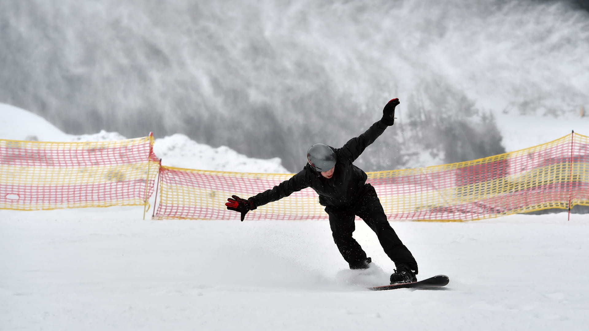 صورة بعنوان: بين الثلوج...منتجع أوكراني يوفر الاسترخاء للفارين من ويلات الحرب 