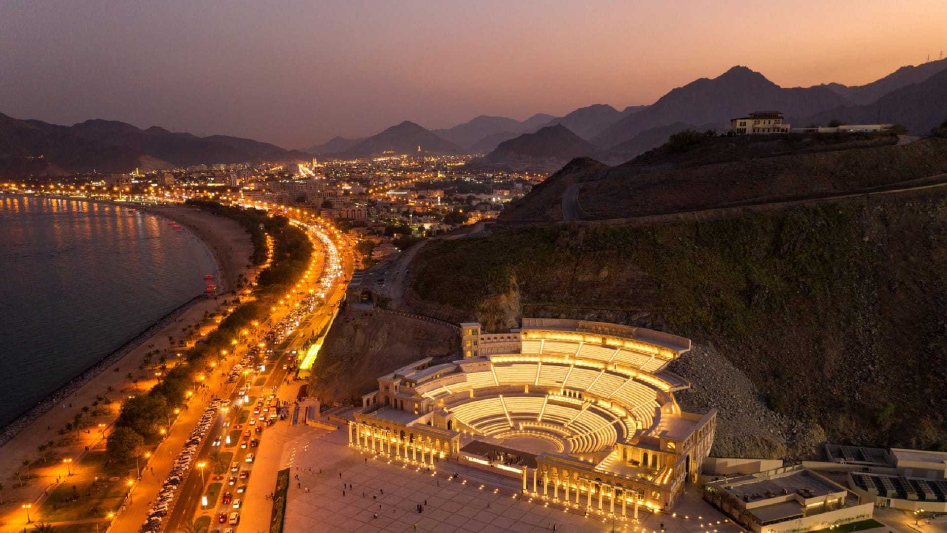 صورة بعنوان: خورفكان أفضل مدينة سياحية عربية في 2023 والمسلم رجل التراث العربي 