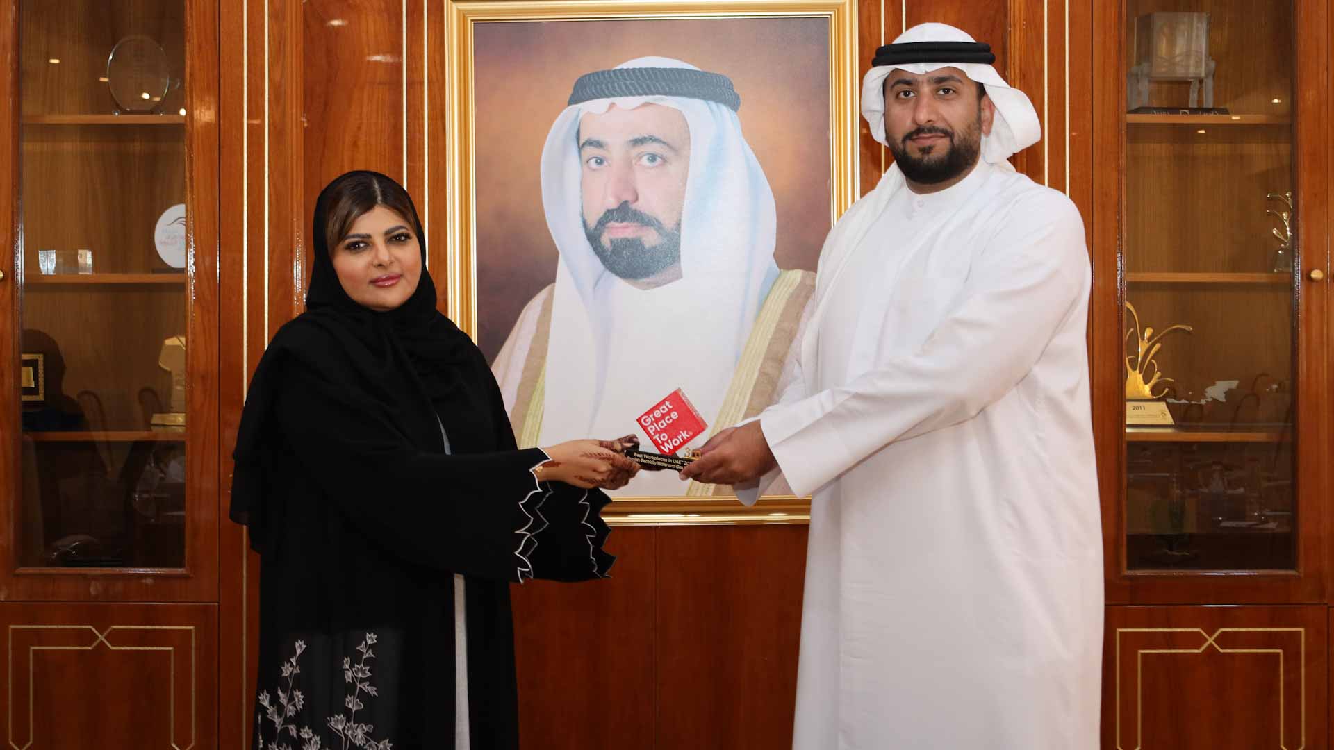 صورة بعنوان: كهرباء الشارقة تحصد المركز الثالث كأفضل بيئة عمل حكومية بالإمارات  