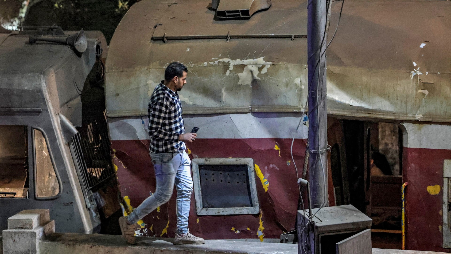 صورة بعنوان: حوادث تدمي القلوب...اصطدام قطار في دلتا مصر يقتل شخصين ويجرح 16 