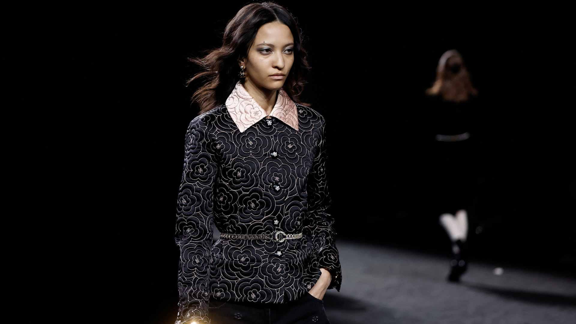 صورة بعنوان: تحت أضواء خافتة... شانيل تزين الموضة بأزياء مطرزة بزهور الكاميليا  