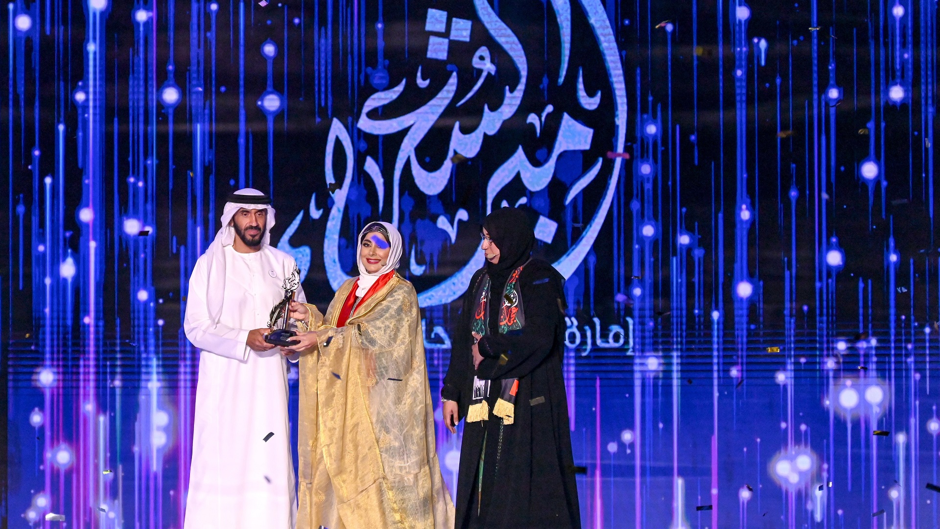 صورة بعنوان: نهيان بن زايد يتوج العمانية عائشة السيفي أميرة للشعراء 