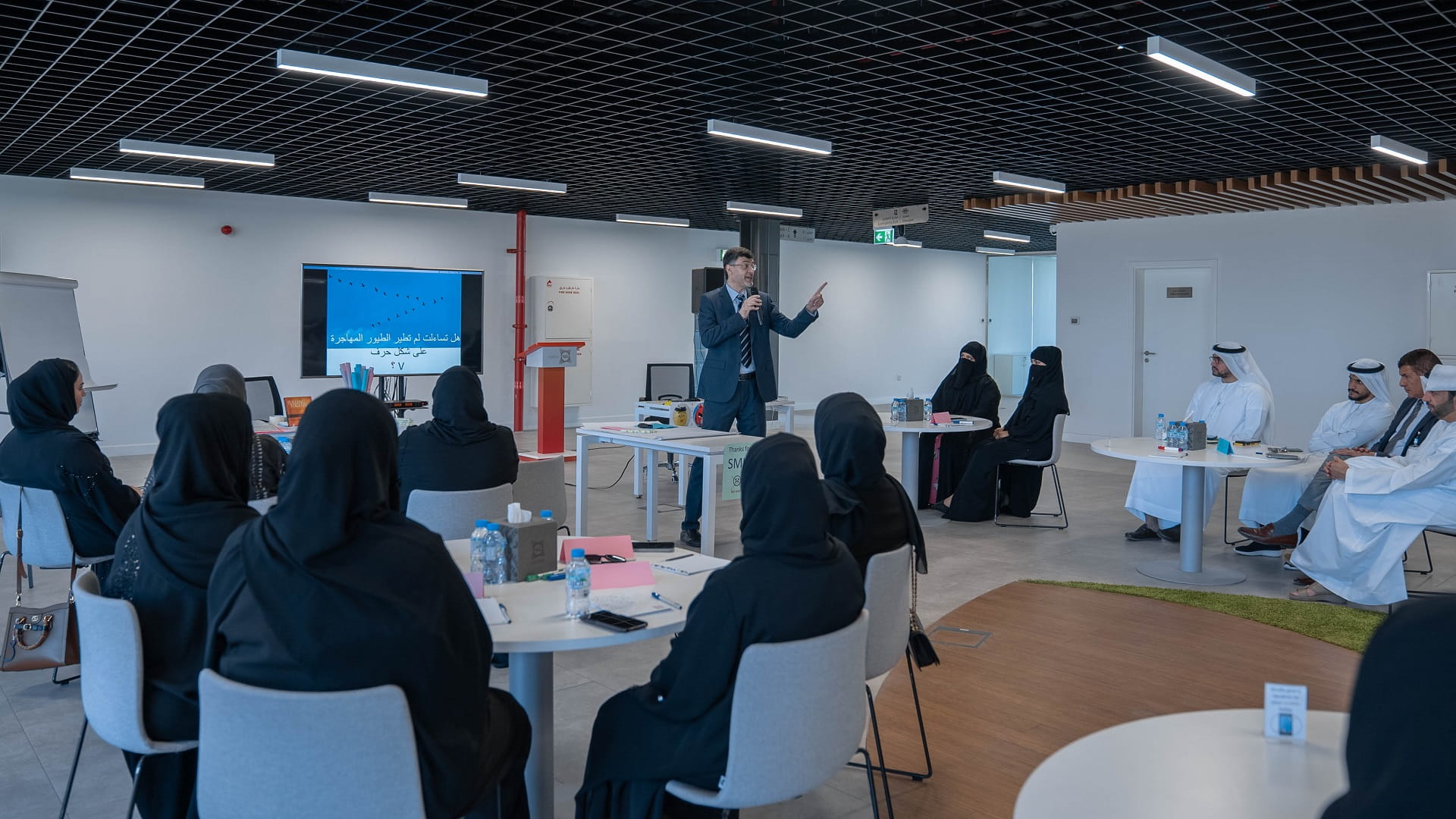 صورة بعنوان: بتدريب... "المكتب الإعلامي" يستقطب شبكة الاتصال الحكومي بالشارقة  