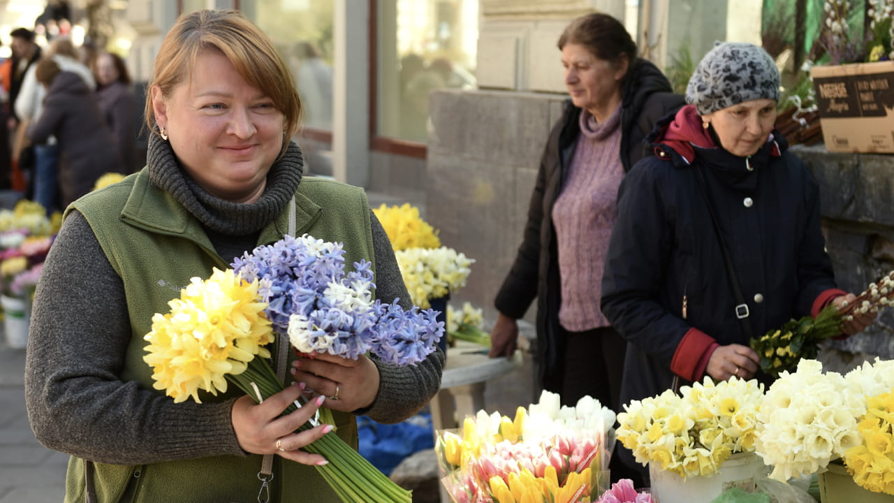 صورة بعنوان: رغم الحزن هناك فسحة فرح...أوكرانيون يحتفلون بيوم المرأة وسط الحرب 