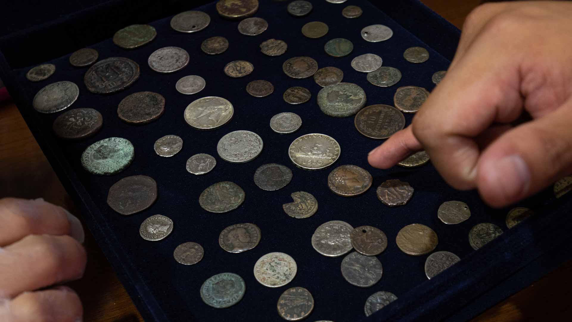 Image for the title: Peru returns seized Roman coins to Italy 
