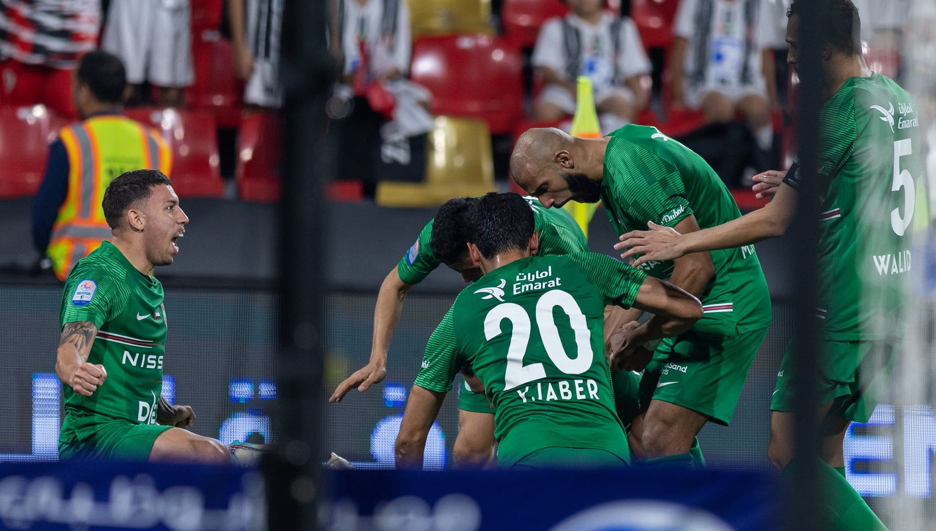 صورة بعنوان: شباب الأهلي يفوز على الجزيرة ويعزز صدارته لدوري أدنوك للمحترفين 