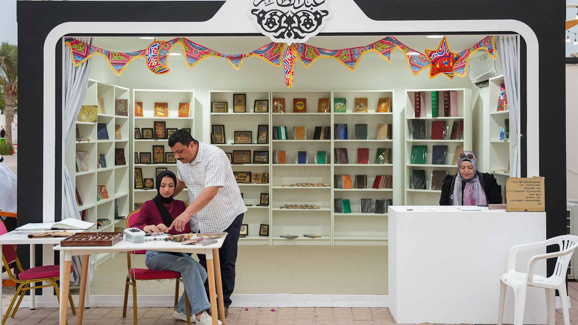 صورة بعنوان: أيام الشارقة التراثية تعيد صناعة تجليد الكتب يدوياً إلى الواجهة 