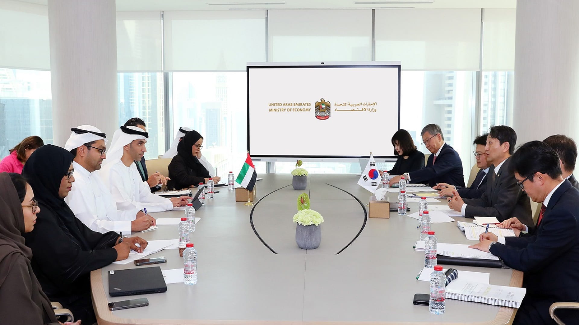 صورة بعنوان: الإمارات وكوريا الجنوبية تناقشان الاستثمار المشترك في التجارة 