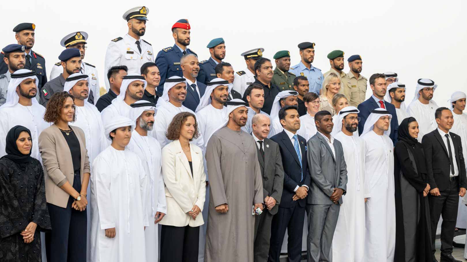 صورة بعنوان: رئيس الدولة يستقبل "فريق سباحة 62" 