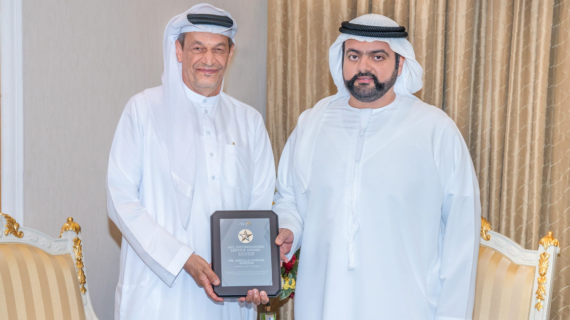 صورة بعنوان: محمد الشرقي يلتقي عبد الله بارون الحاصل على فضية التميز الطبي 