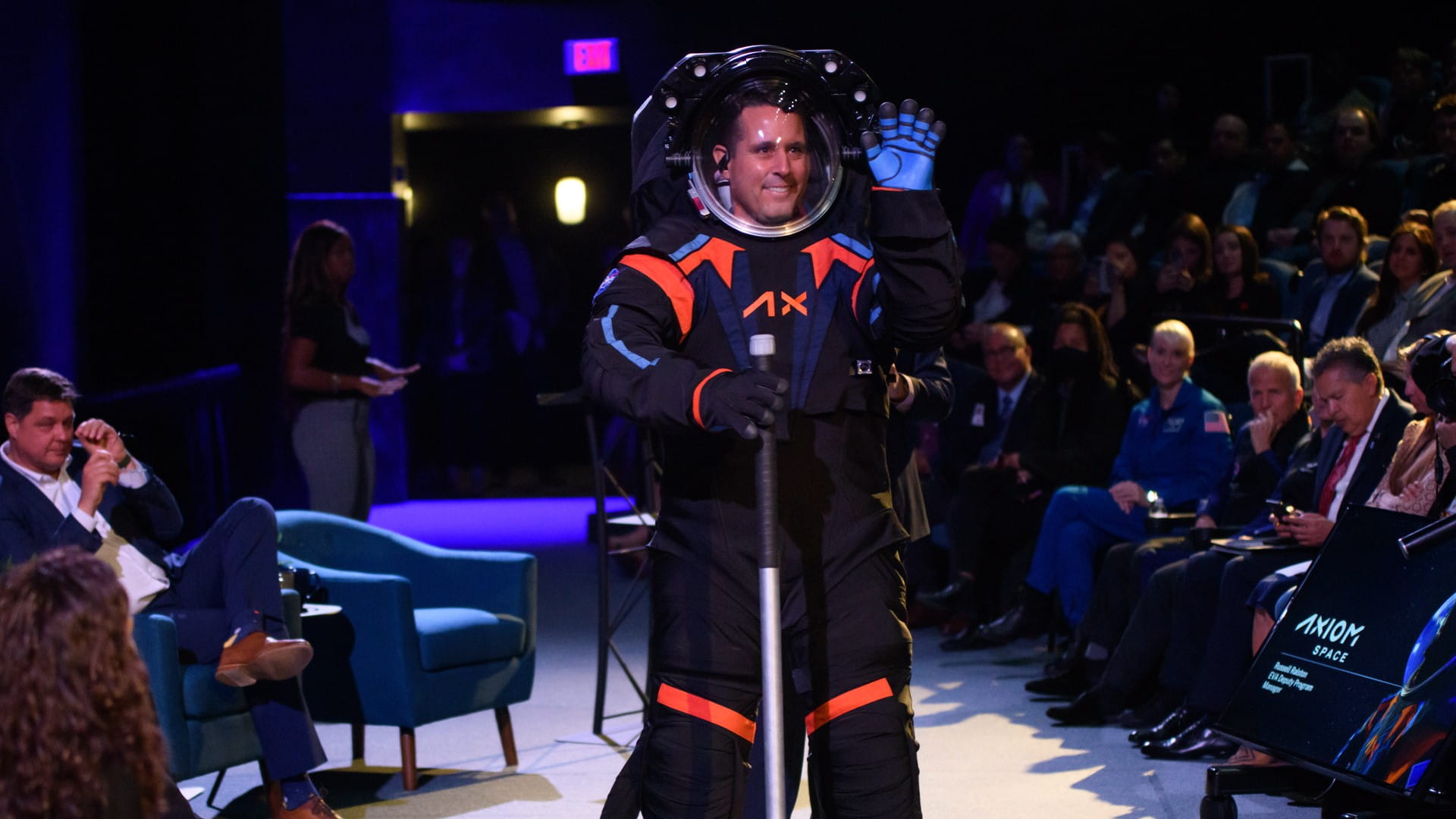 صورة بعنوان: لرحلات خالدة للقمر... ناسا تصمم بذلة مبتكرة لرواد الفضاء 