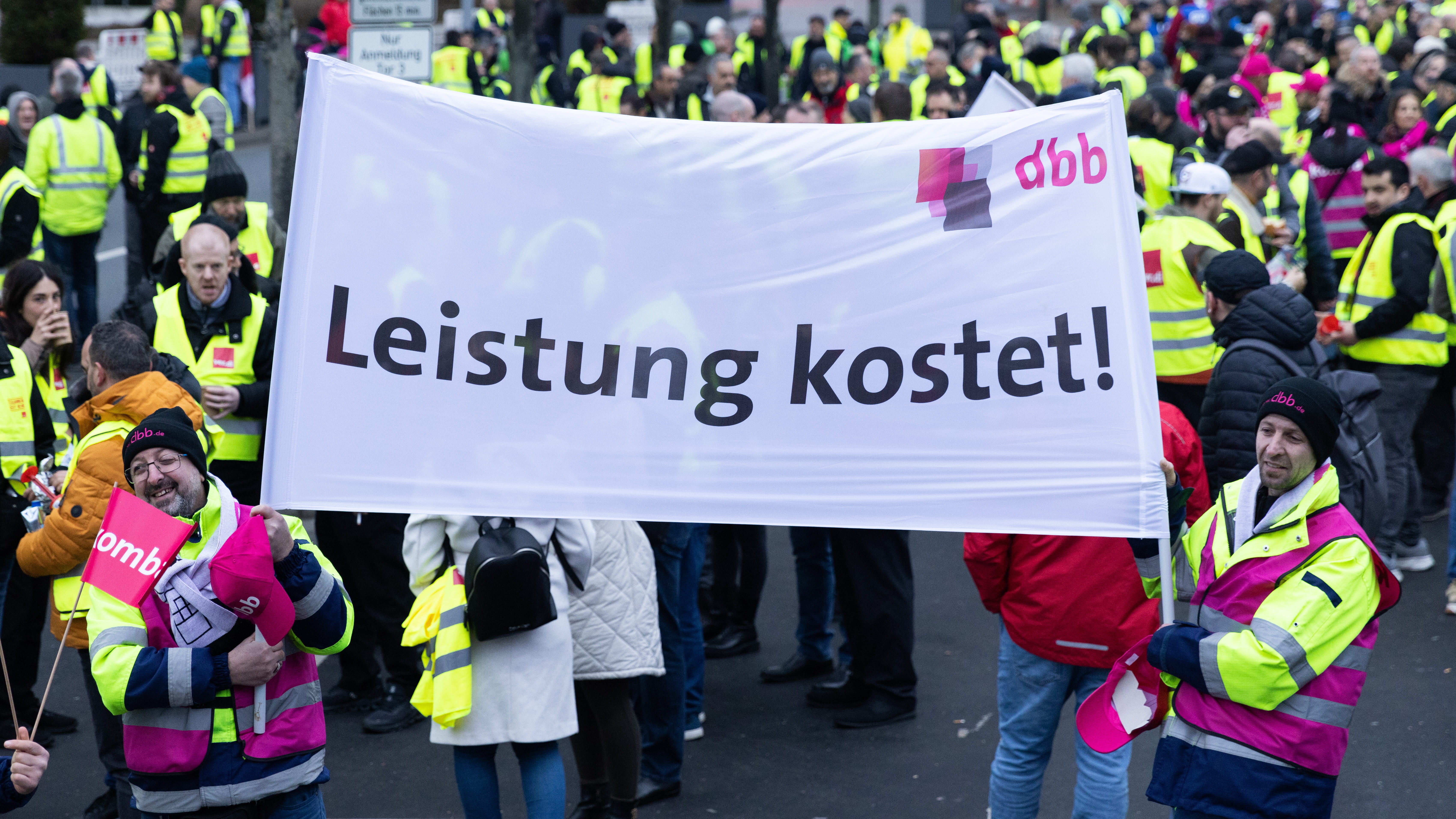 Image for the title: Flights suspended at 2 German airports during union strike 