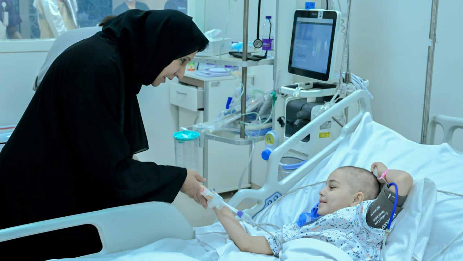 صورة بعنوان: الشيخة فاطمة تطمئن هاتفياً على حالة الطفلة السورية شام وشقيقها عمر 