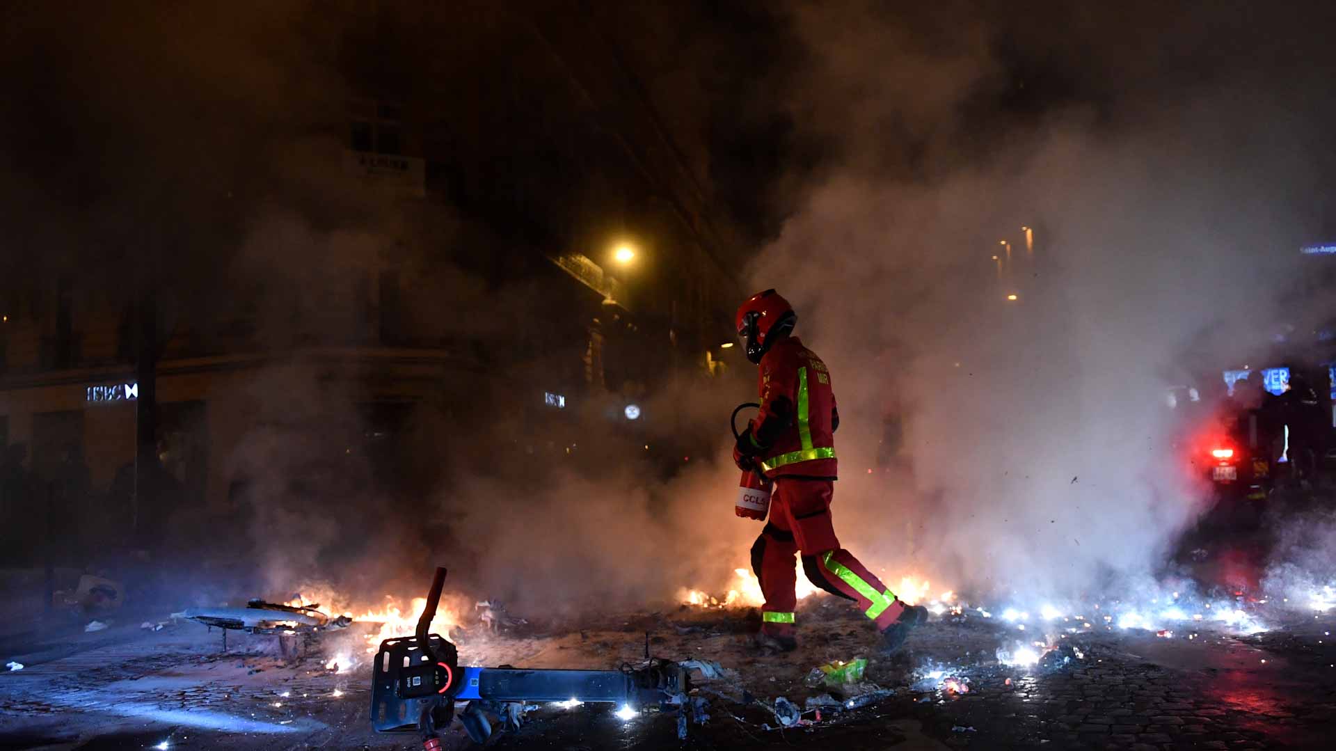 صورة بعنوان: بتعنت ماكرون...إطفاء فرنسا يخمد لهيب احتجاجات باريس بخراطيم المياه