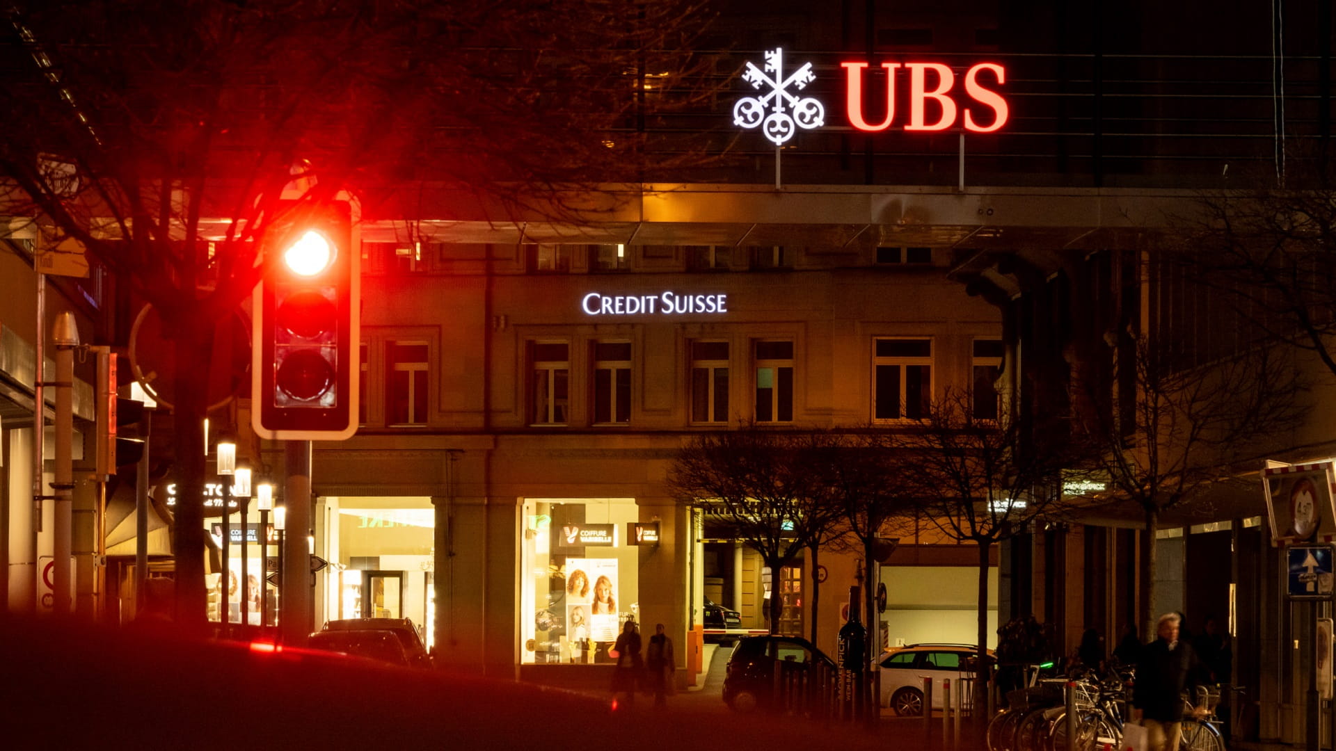 Image for the title: UBS against the clock in Credit Suisse takeover talks 