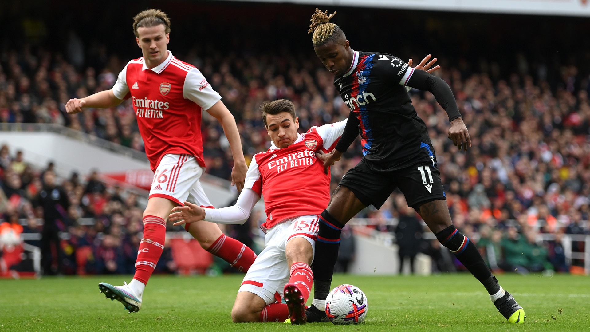 Image for the title: Arsenal beat Crystal Palace to go eight points clear 