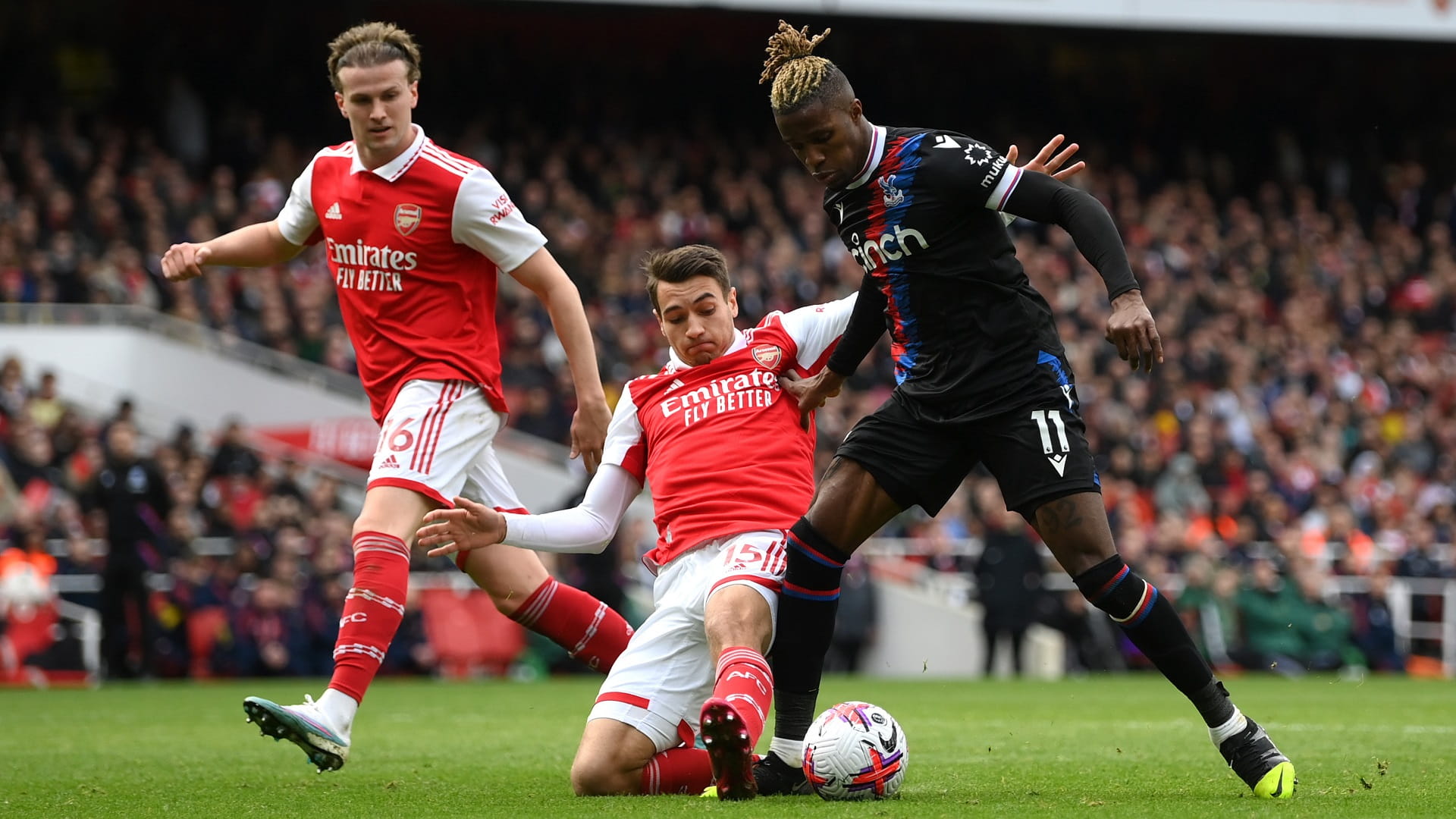 Image for the title: Arsenal beat Crystal Palace to go eight points clear 