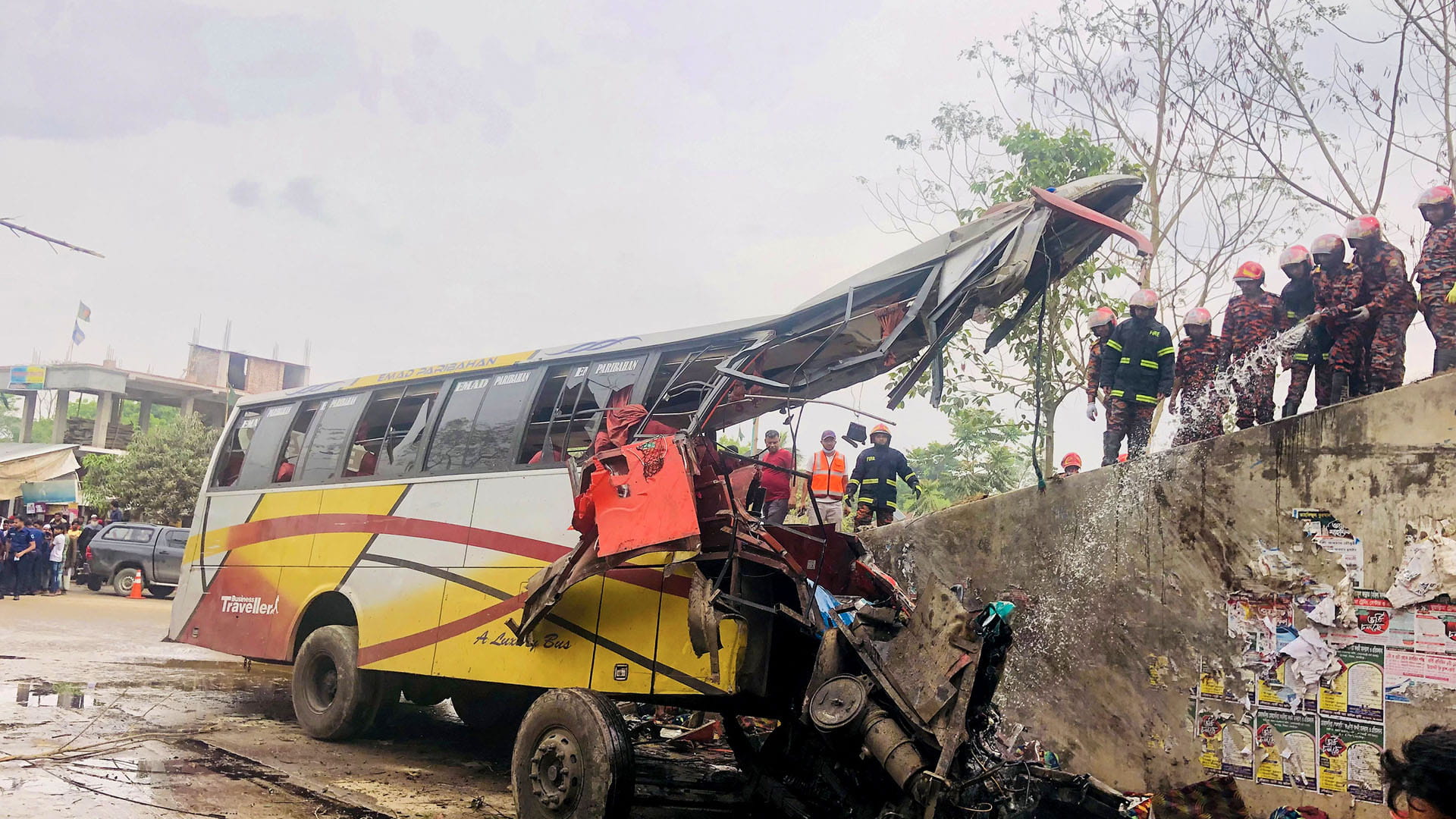 صورة بعنوان: 19 قتيلاً و25 مصاباً في حادث تحطم حافلة في بنغلاديش 