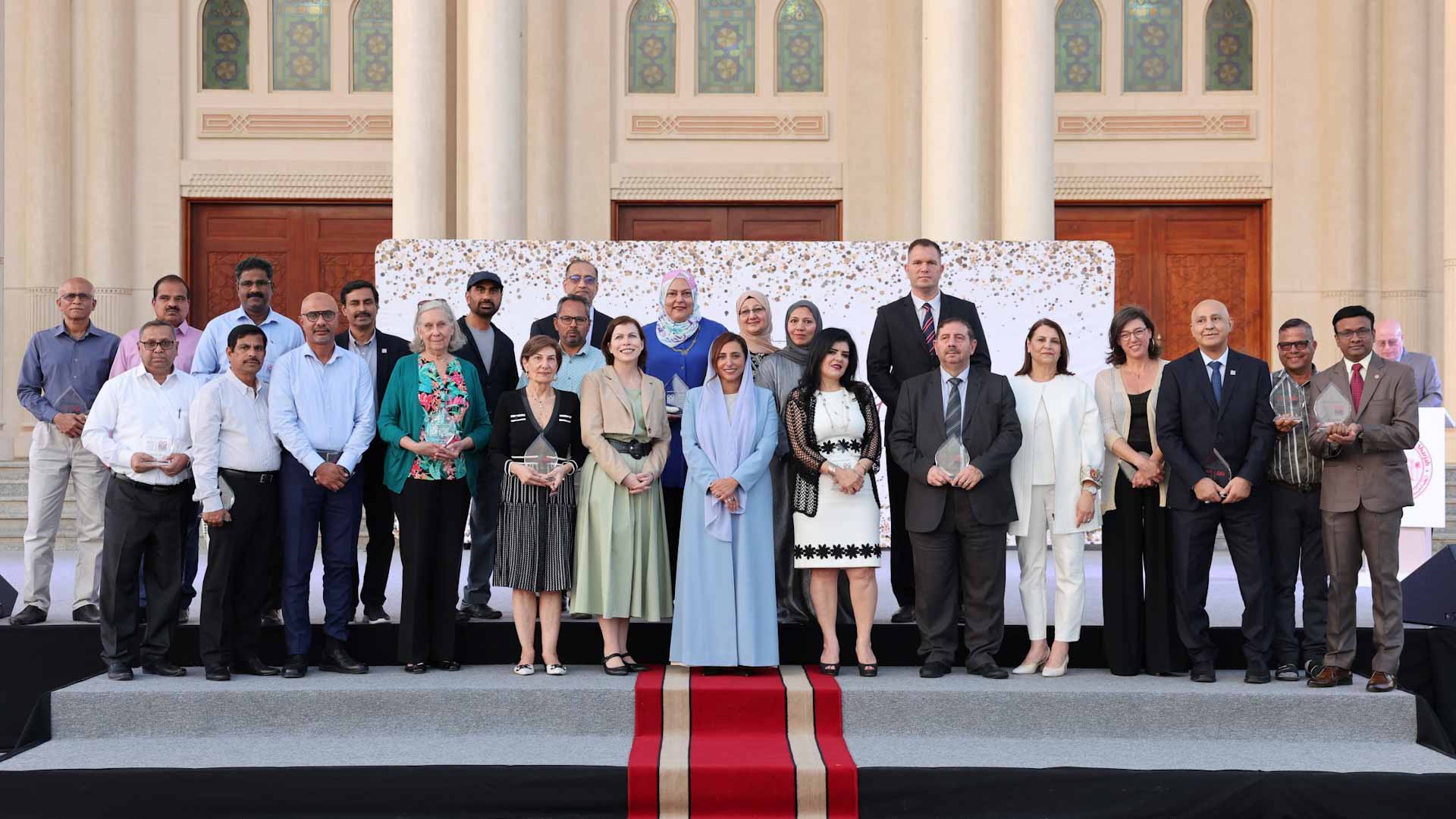صورة بعنوان: بدور القاسمي تكرّم موظفي "أميركية الشارقة" في حفل الموظفين السنوي 