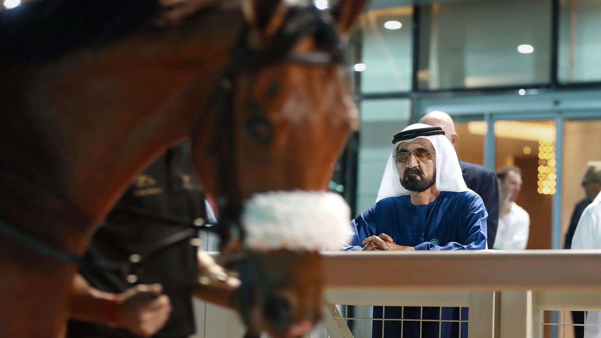 صورة بعنوان: محمد بن راشد يشهد مزاد دبي "بريز اب" في مضمار ميدان 
