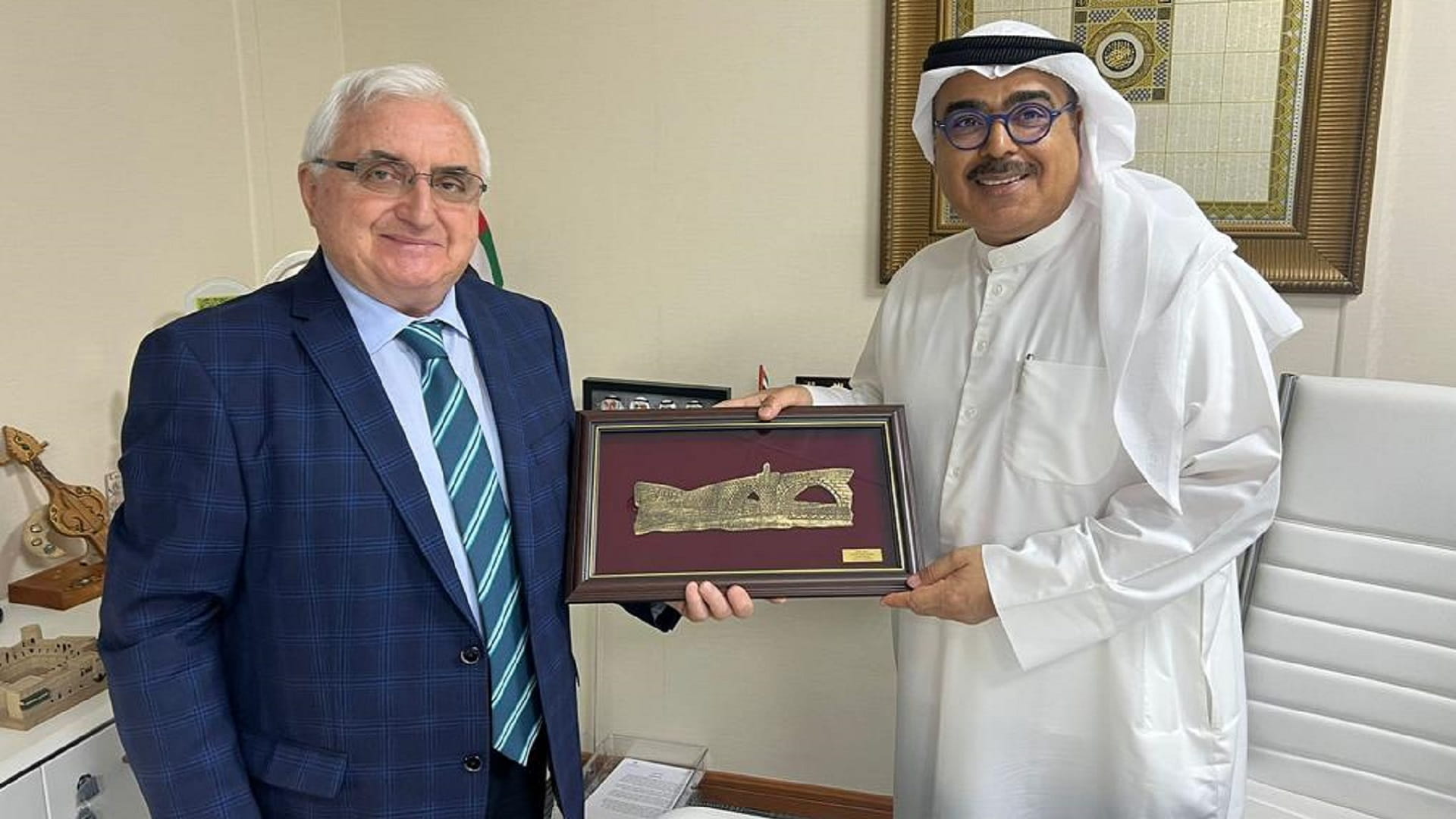 صورة بعنوان: رئيس معهد الشارقة للتراث يستقبل عالم مخطوطات من ألبانيا 