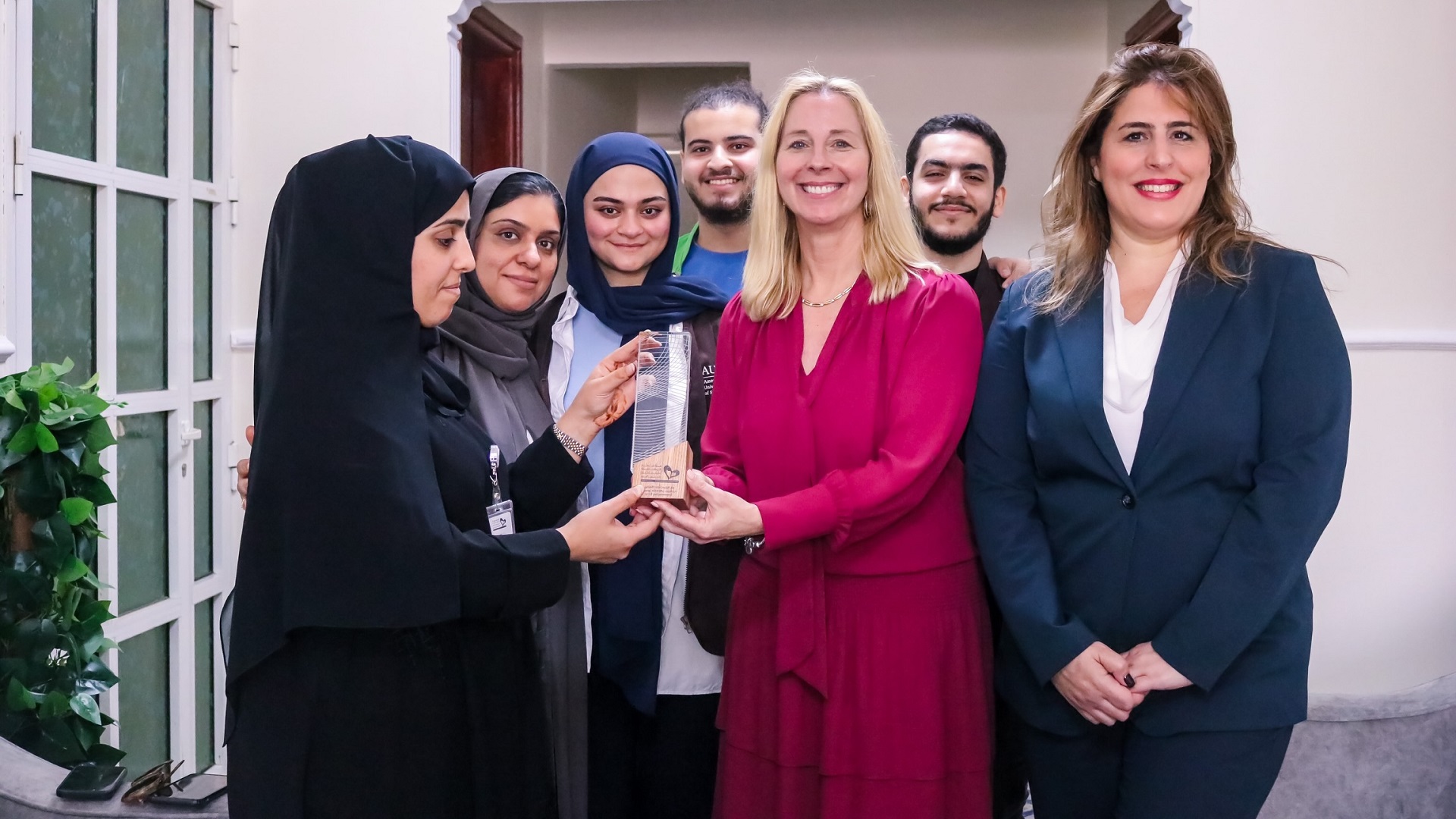 صورة بعنوان: "تمكين الشارقة" والجامعة الأميركية تتعاونان لصيانة منزل للأيتام 