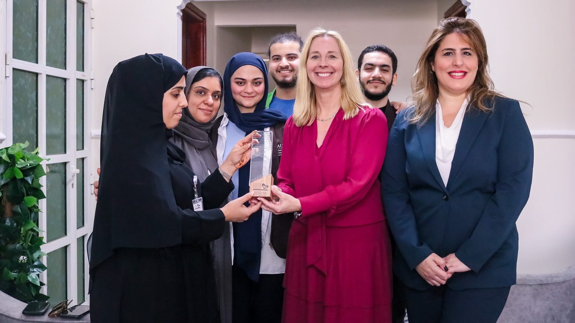 صورة بعنوان: "تمكين الشارقة" والجامعة الأميركية تتعاونان لصيانة منزل للأيتام 