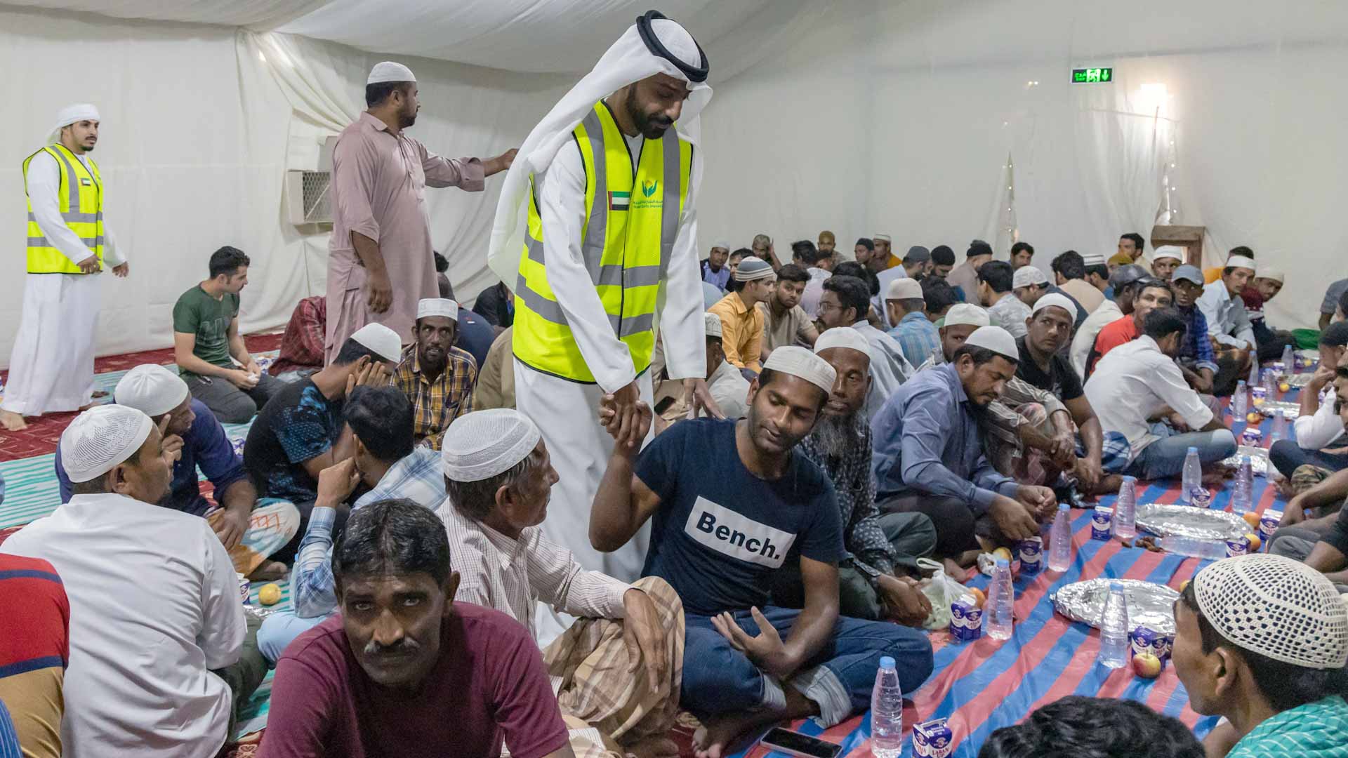 صورة بعنوان: "الشارقة الخيرية" توزع 278400 وجبة إفطار صائم في الوسطى والشرقية 