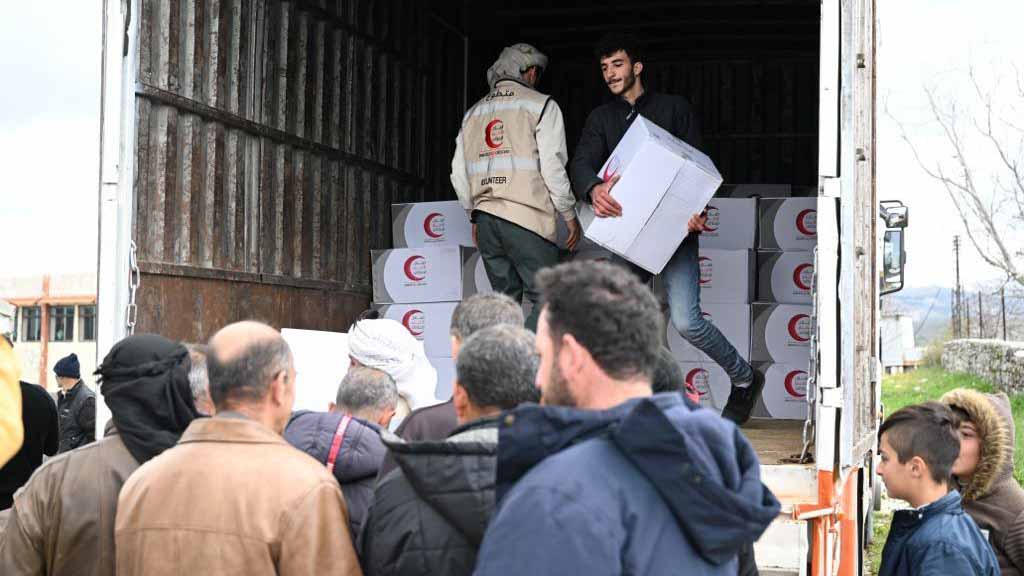 صورة بعنوان: الهلال الأحمر الإماراتي يوزع المير الرمضاني على متضرري زلزال سوريا 