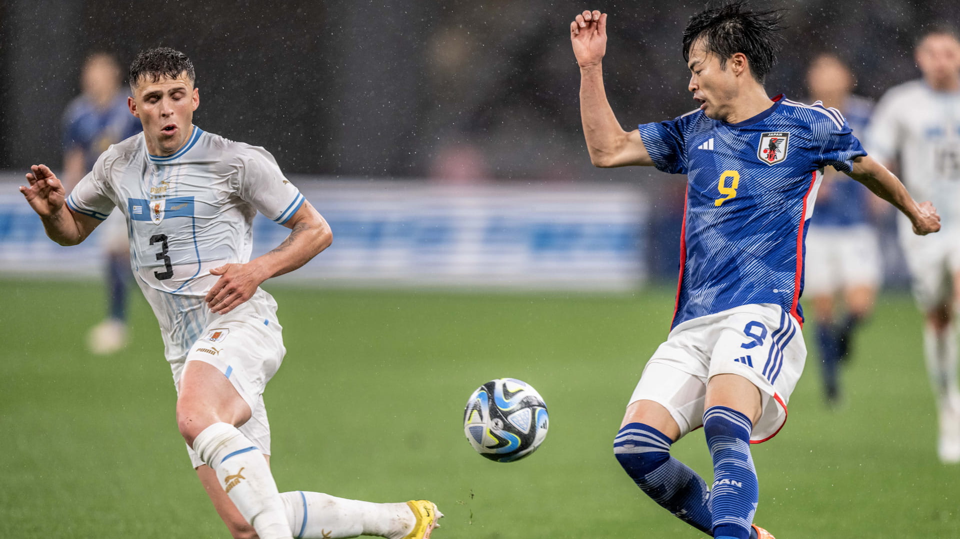 صورة بعنوان: منتخب اليابان يتعادل ودياً مع الأوروجواي 