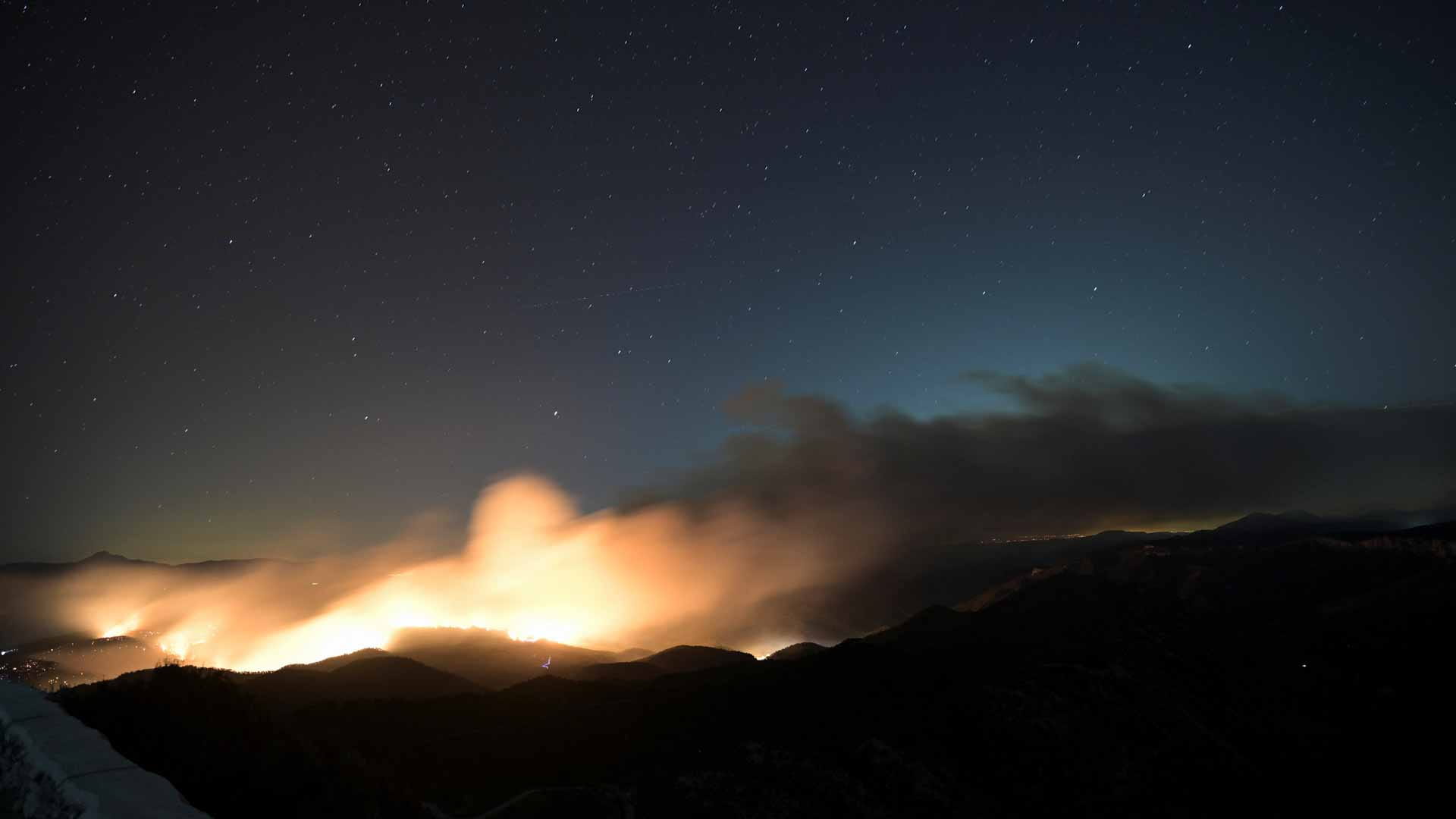 صورة بعنوان: حريق غابات مستعر يلتهم 10 آلاف فدان بإسبانيا ويهجر 1500 شخص  