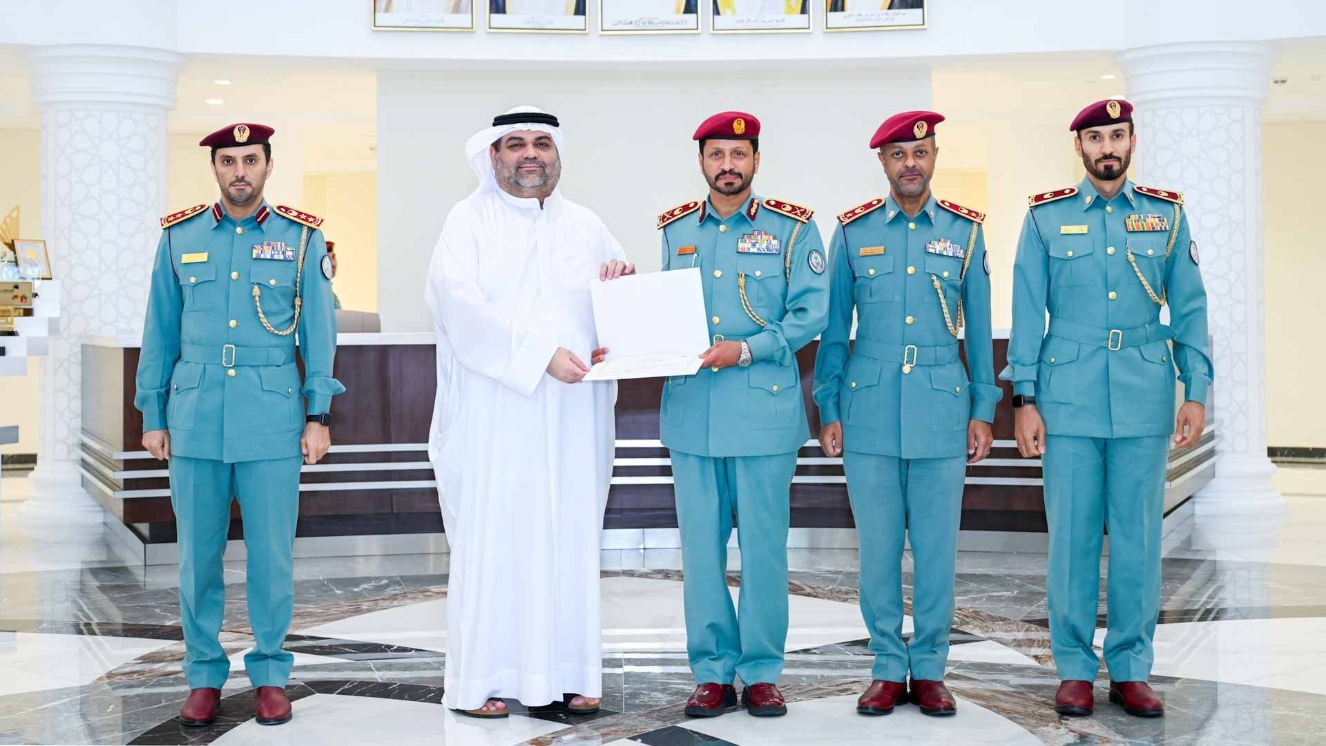 صورة بعنوان: قائد عام شرطة الشارقة يكرم رئيس مركز الابتكار بشركة "أي.تي.دي" 