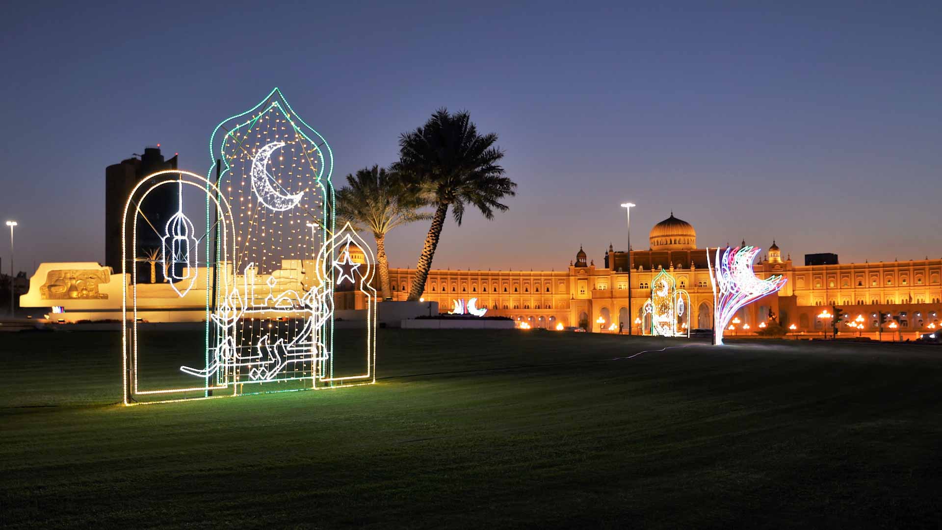 صورة بعنوان: بلدية الشارقة تنتهي من أعمال زينة رمضان ابتهاجاً بقدومه 