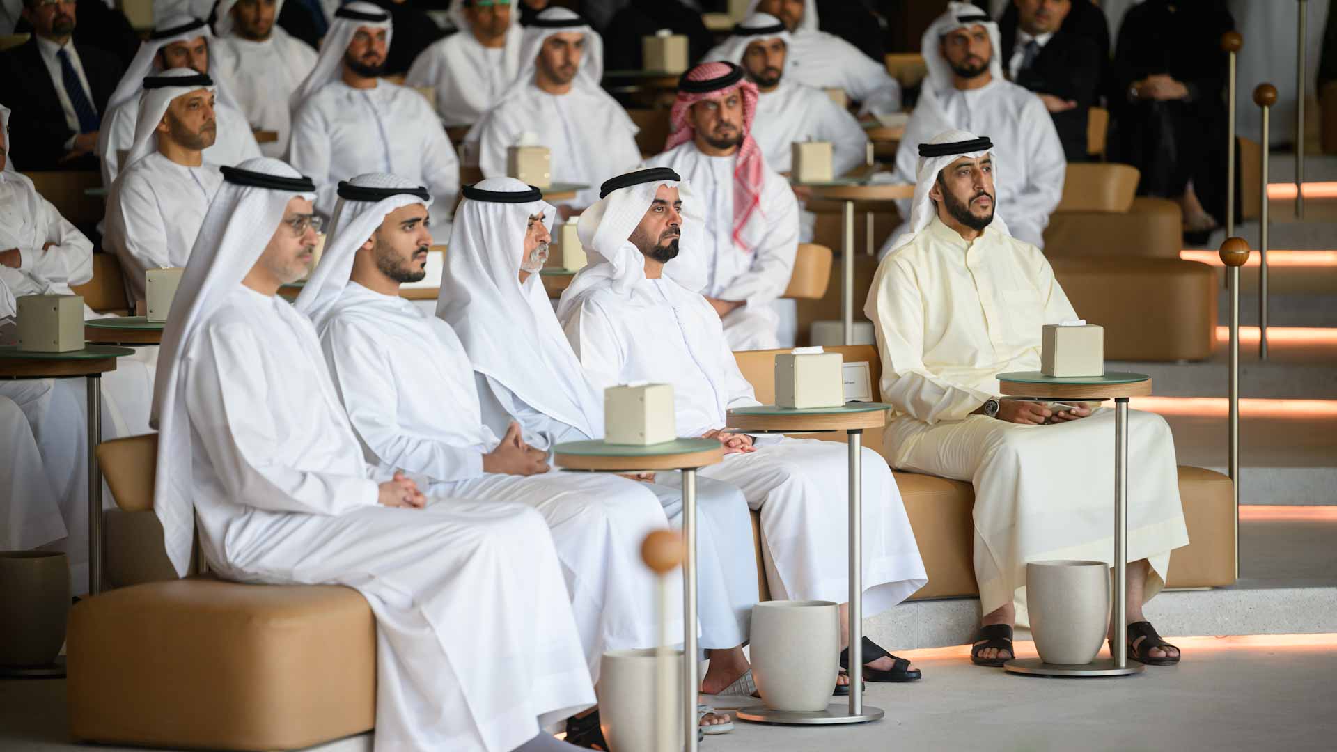 صورة بعنوان: سيف بن زايد يشهد محاضرة "التكنولوجيا والاتجاهات الناشئة" 