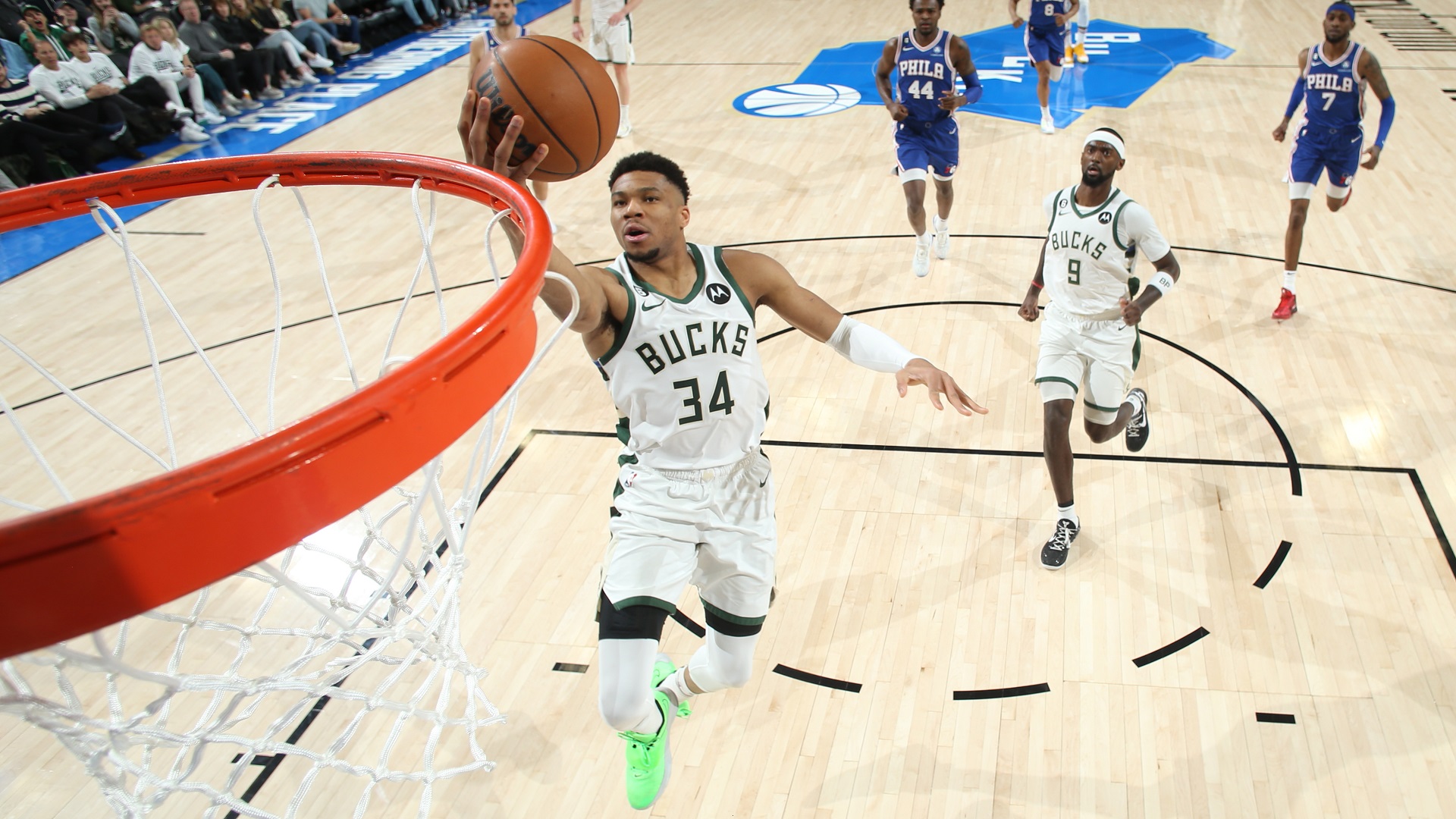 صورة بعنوان: ميلووكي باكس يستعيد توازنه في السلة الأميركية 