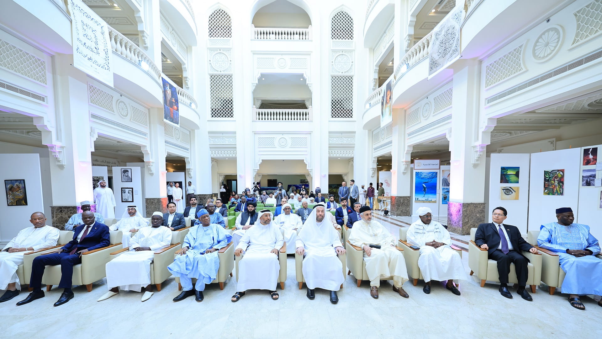 صورة بعنوان: رئيس الجامعة القاسمية يفتتح معرض إشراقات فنية 