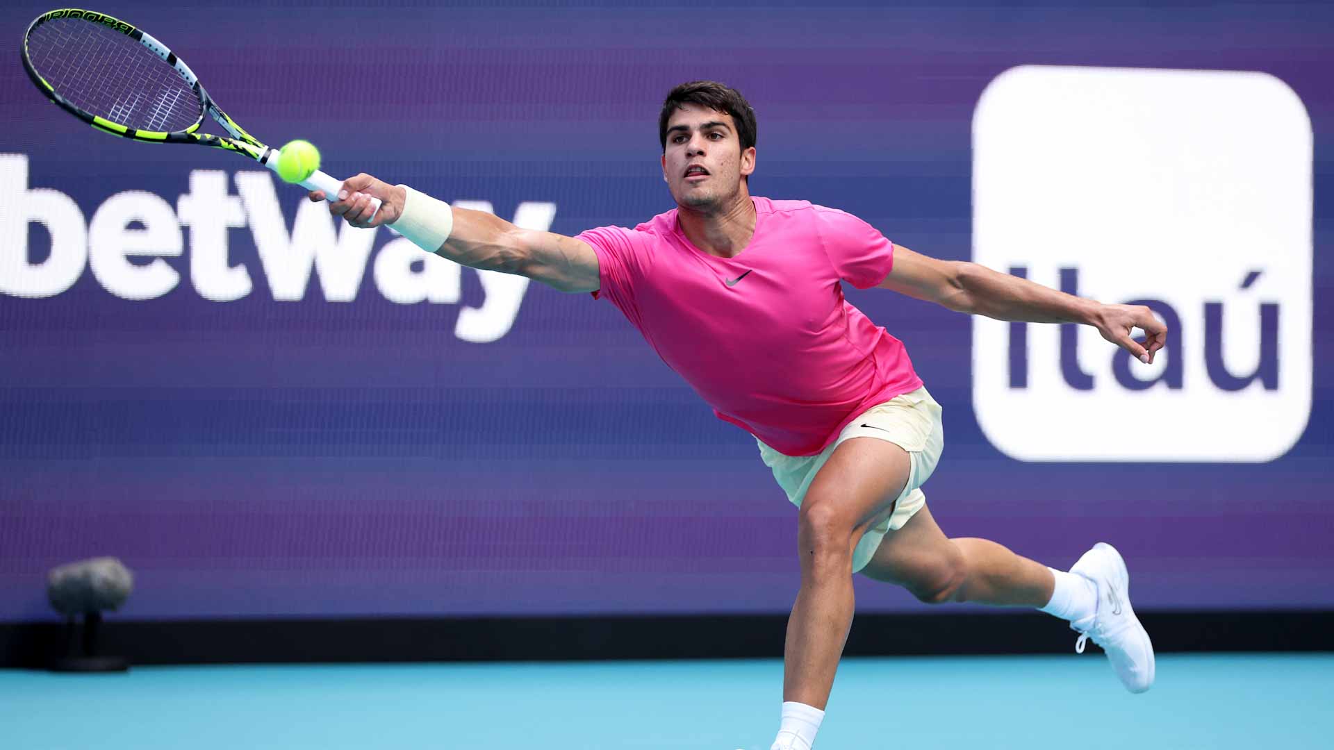 صورة بعنوان: الإسباني ألكاراز يصعد لقبل نهائي بطولة ميامي للتنس 