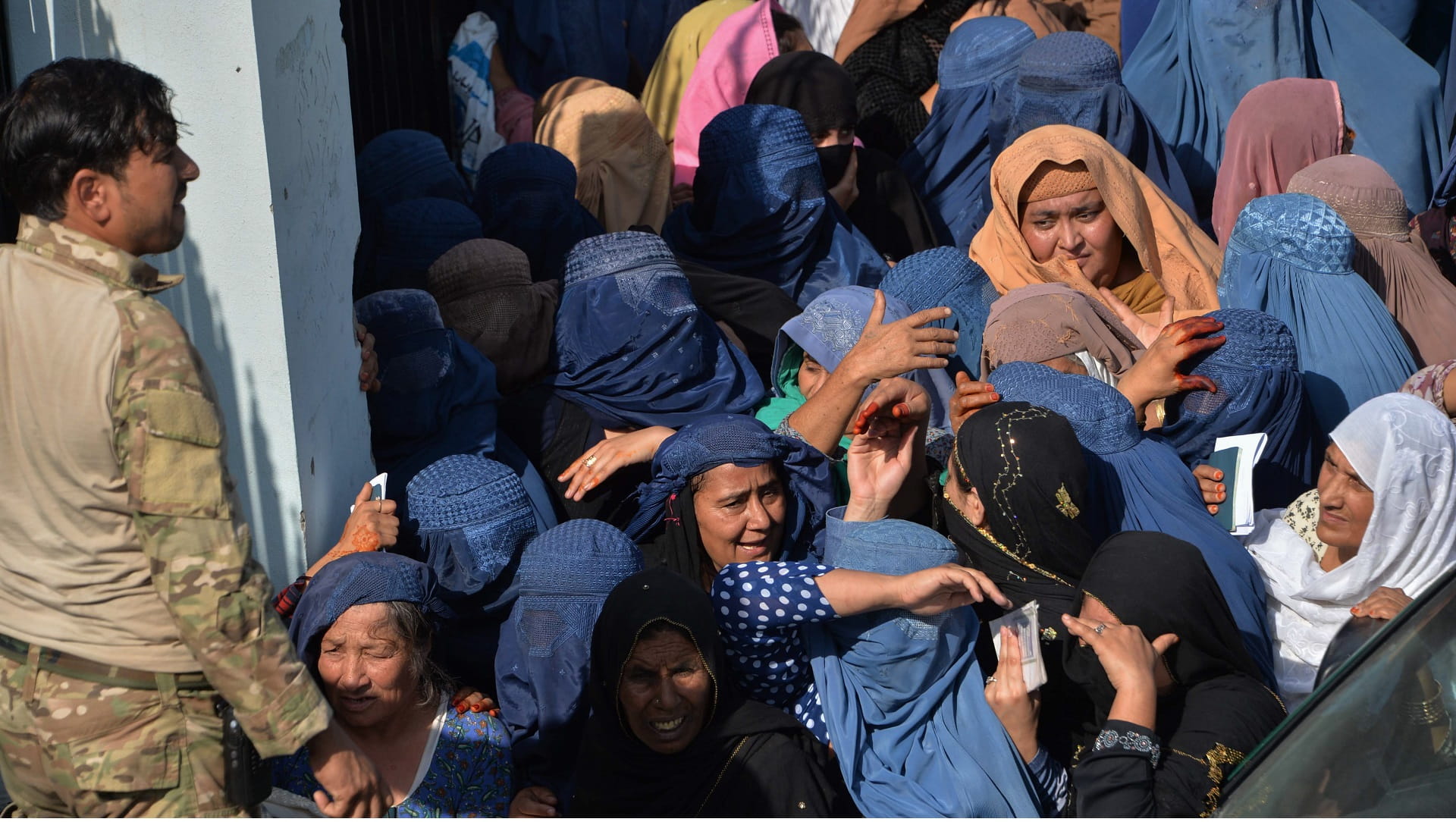 Image for the title: Pakistan Ramadan donation stampede results in at least 11 deaths 